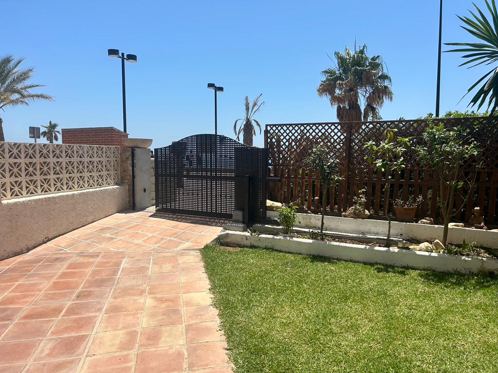 Vuokrattavissa 01.09.2026–30.06.2027 kaunis asunto Fuengirolan rannan ensimmäisellä linjalla.