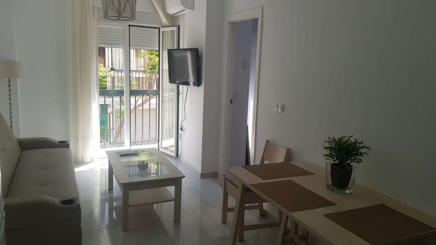 Vuokrattavana 01.09.2026 - 30.06.2027 Kaunis asunto merinäköaloilla Fuengirolan rannan ensimmäisellä linjalla