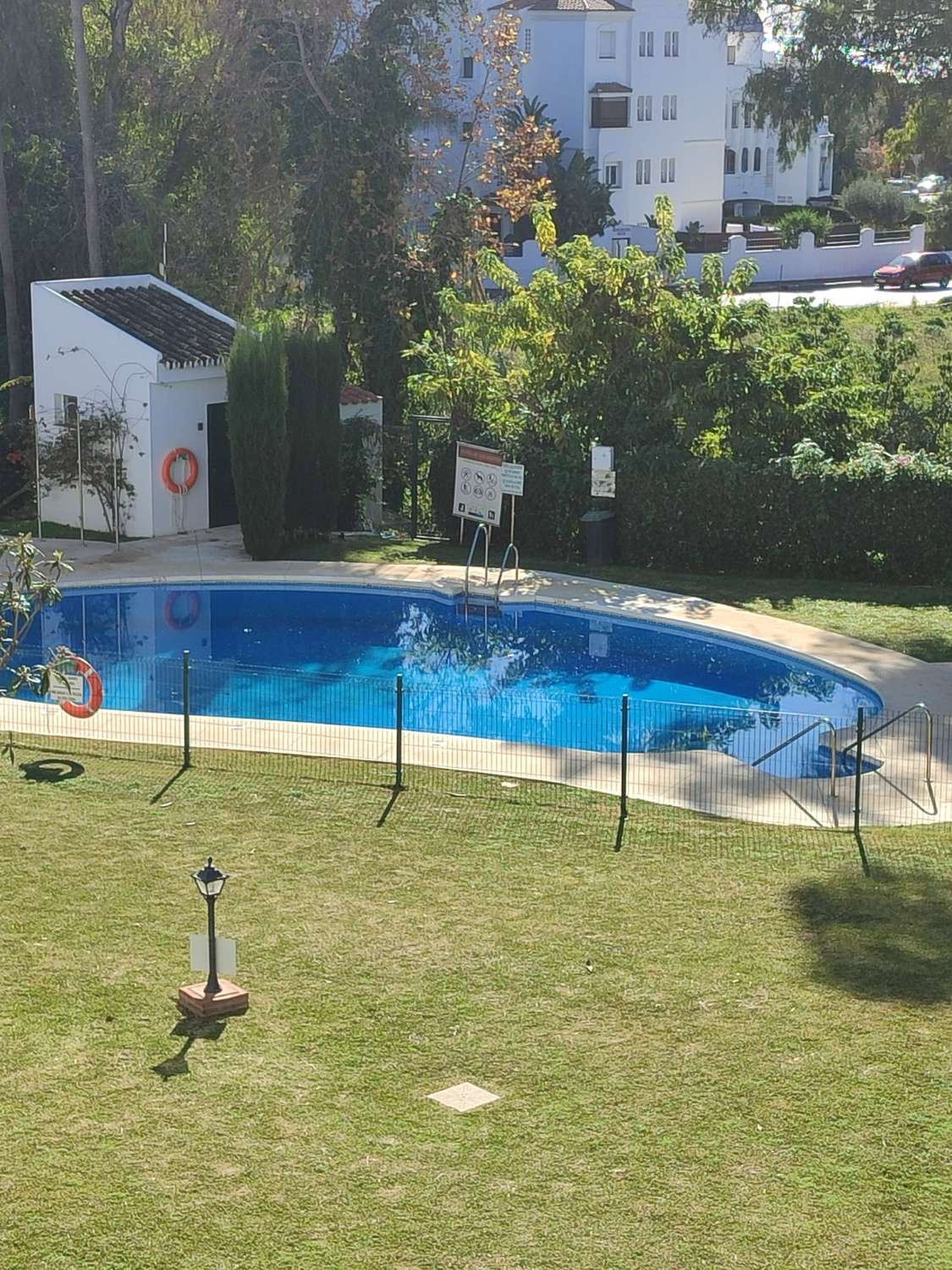 WUNDERSCHÖNES MÖBLIERTES DUPLEX ZUM VERKAUF MIT TOURISTENLIZENZ IN CALAHONDA (MIJAS)