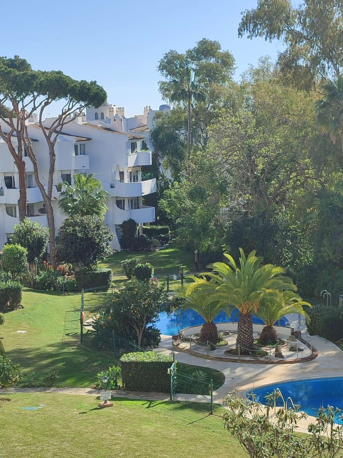 WUNDERSCHÖNES MÖBLIERTES DUPLEX ZUM VERKAUF MIT TOURISTENLIZENZ IN CALAHONDA (MIJAS)