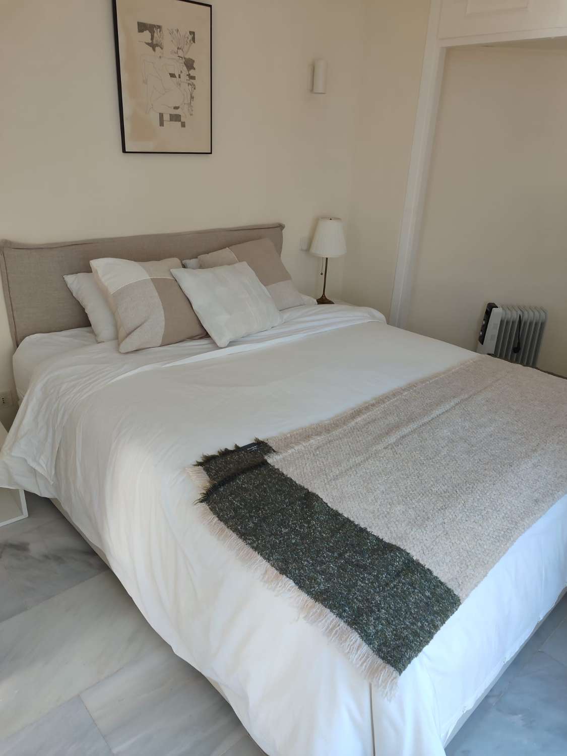 WUNDERSCHÖNES MÖBLIERTES DUPLEX ZUM VERKAUF MIT TOURISTENLIZENZ IN CALAHONDA (MIJAS)