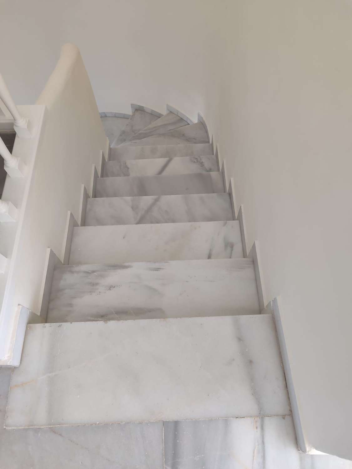 WUNDERSCHÖNES MÖBLIERTES DUPLEX ZUM VERKAUF MIT TOURISTENLIZENZ IN CALAHONDA (MIJAS)