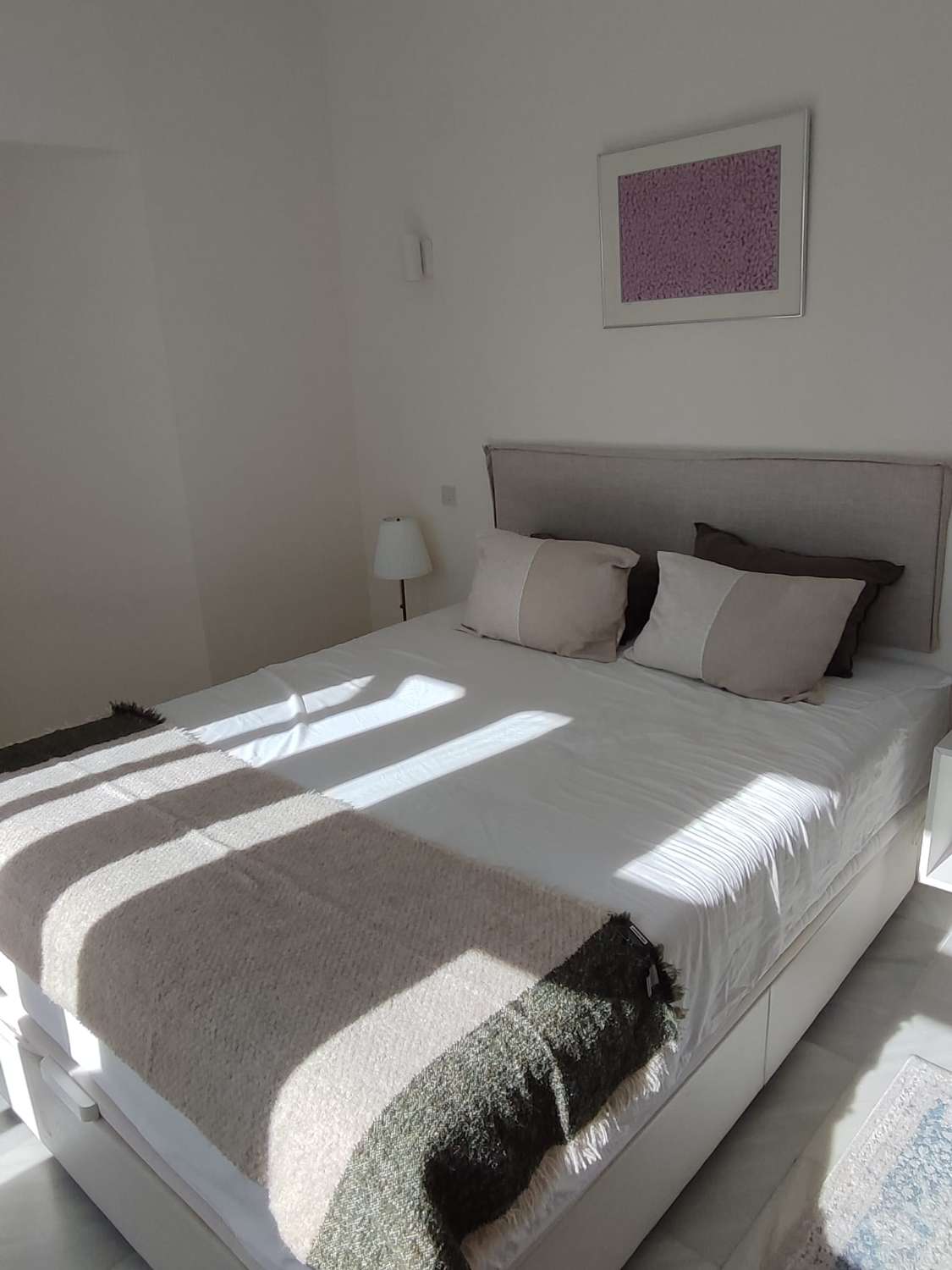 WUNDERSCHÖNES MÖBLIERTES DUPLEX ZUM VERKAUF MIT TOURISTENLIZENZ IN CALAHONDA (MIJAS)