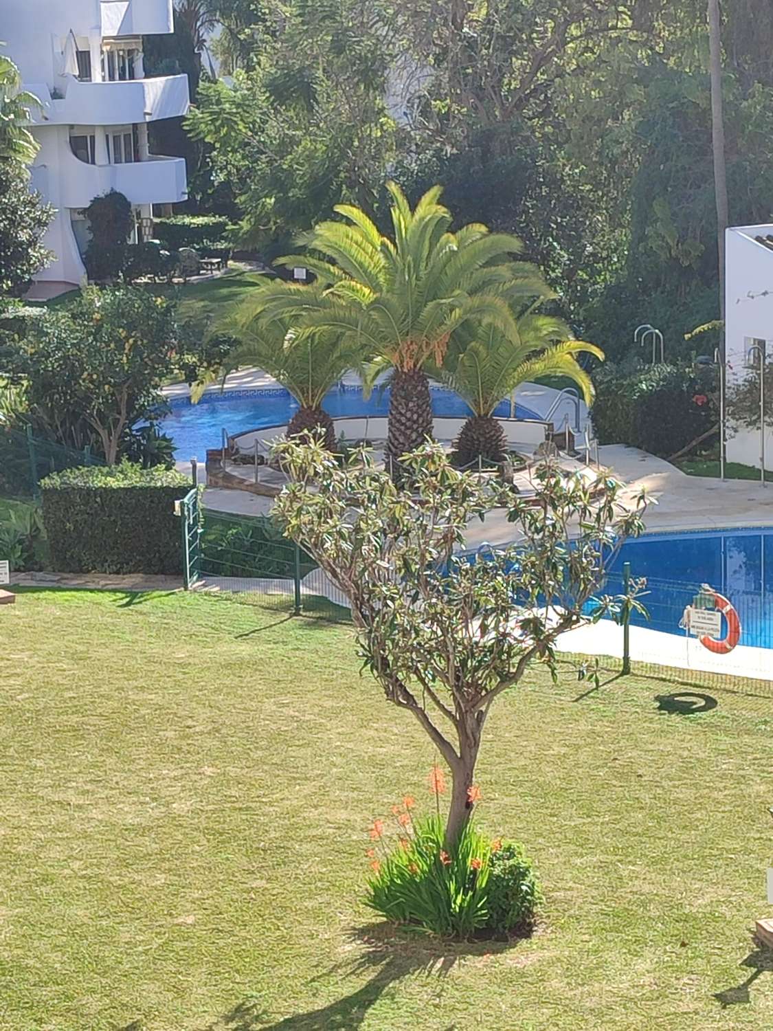 WUNDERSCHÖNES MÖBLIERTES DUPLEX ZUM VERKAUF MIT TOURISTENLIZENZ IN CALAHONDA (MIJAS)