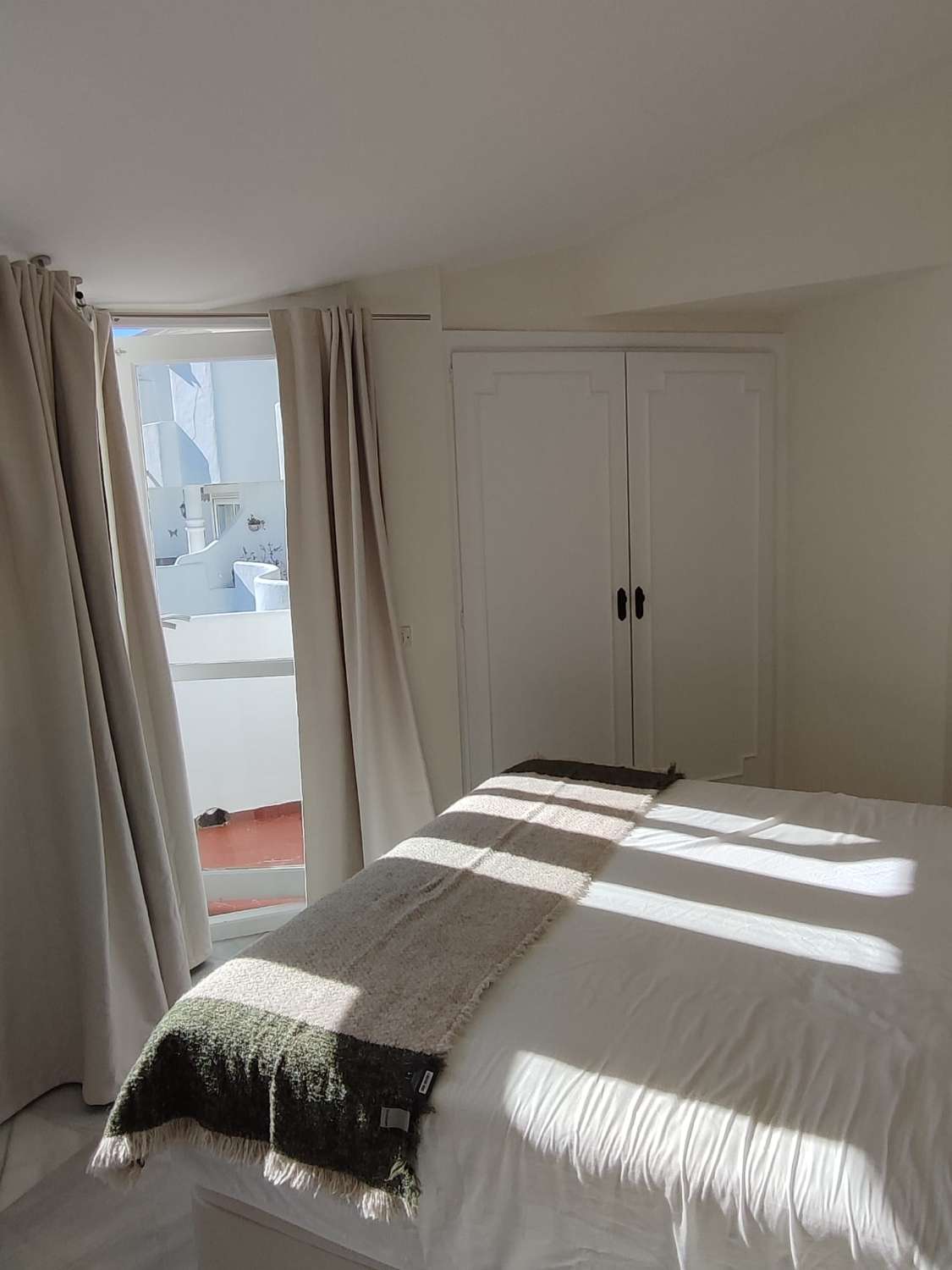 WUNDERSCHÖNES MÖBLIERTES DUPLEX ZUM VERKAUF MIT TOURISTENLIZENZ IN CALAHONDA (MIJAS)