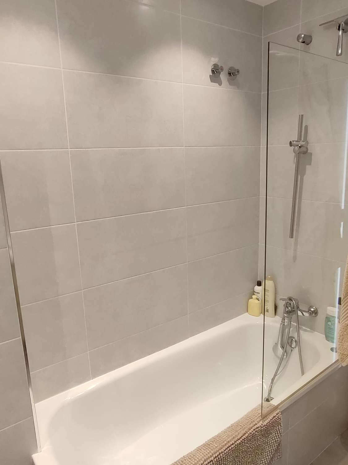 WUNDERSCHÖNES MÖBLIERTES DUPLEX ZUM VERKAUF MIT TOURISTENLIZENZ IN CALAHONDA (MIJAS)