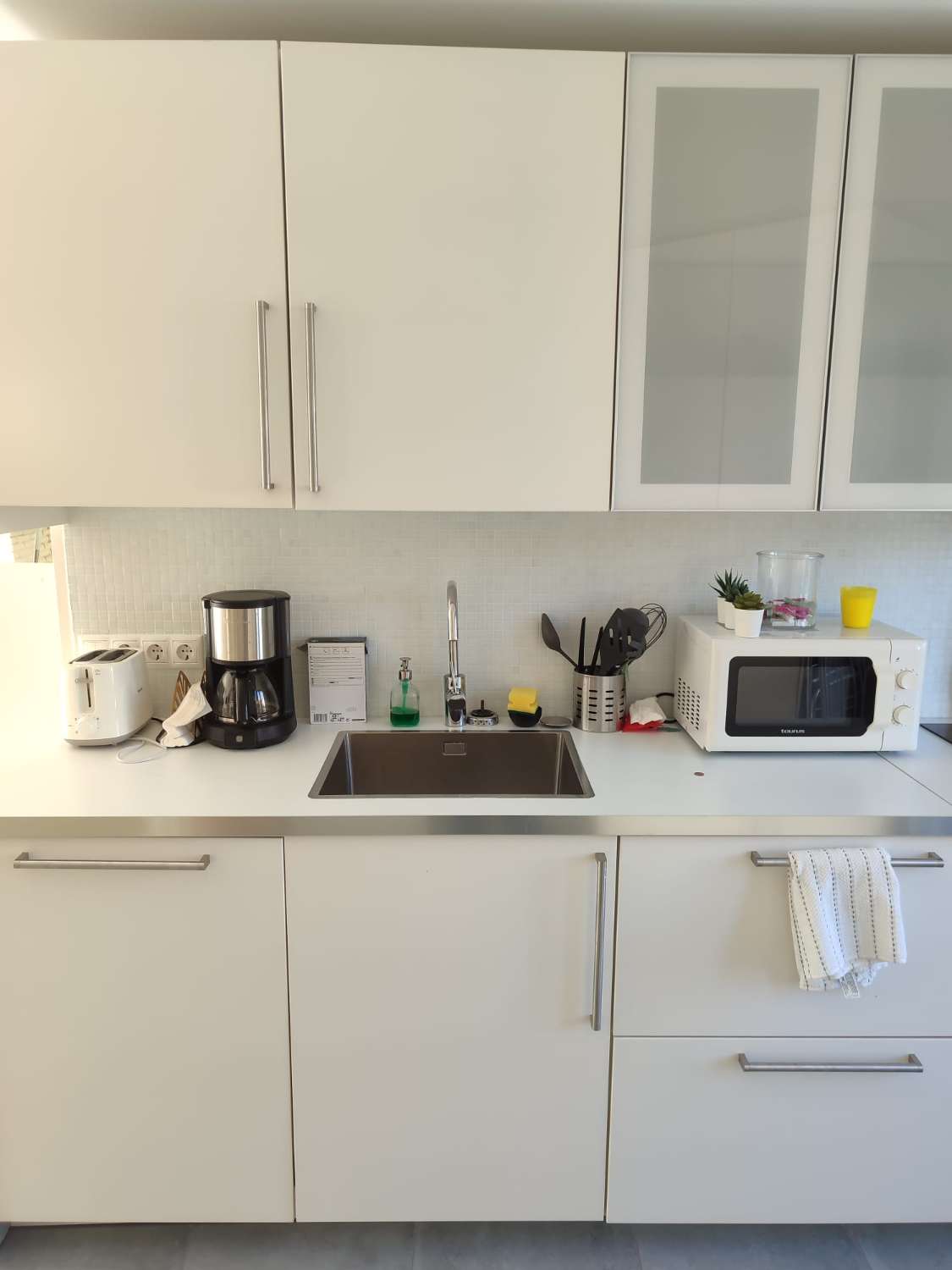 WUNDERSCHÖNES MÖBLIERTES DUPLEX ZUM VERKAUF MIT TOURISTENLIZENZ IN CALAHONDA (MIJAS)