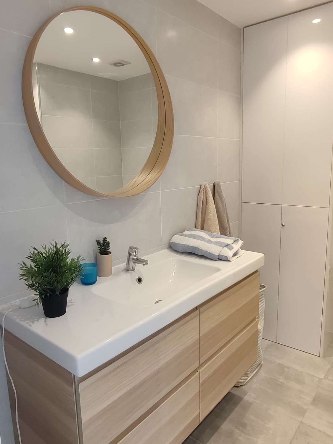 WUNDERSCHÖNES MÖBLIERTES DUPLEX ZUM VERKAUF MIT TOURISTENLIZENZ IN CALAHONDA (MIJAS)