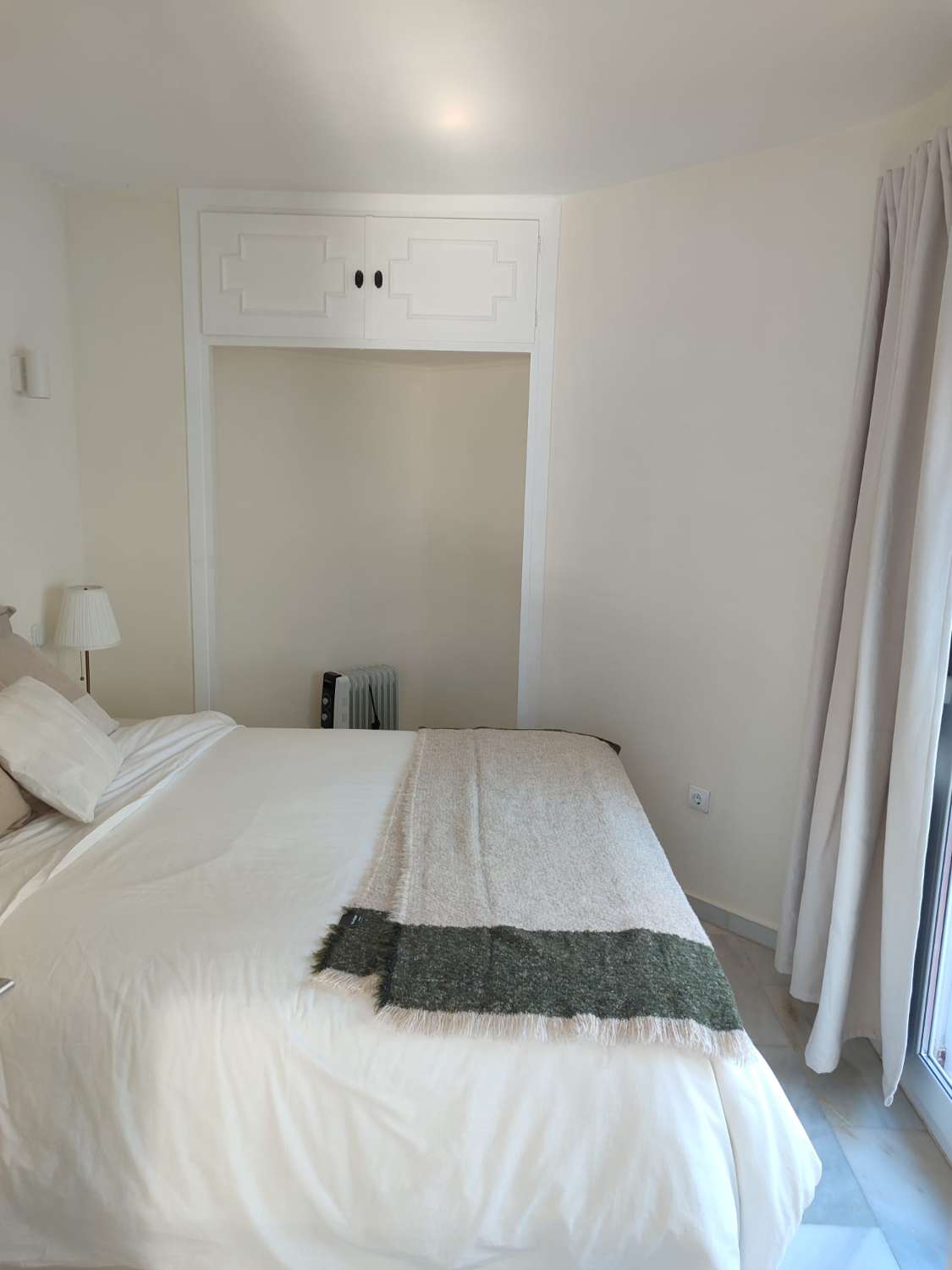 WUNDERSCHÖNES MÖBLIERTES DUPLEX ZUM VERKAUF MIT TOURISTENLIZENZ IN CALAHONDA (MIJAS)