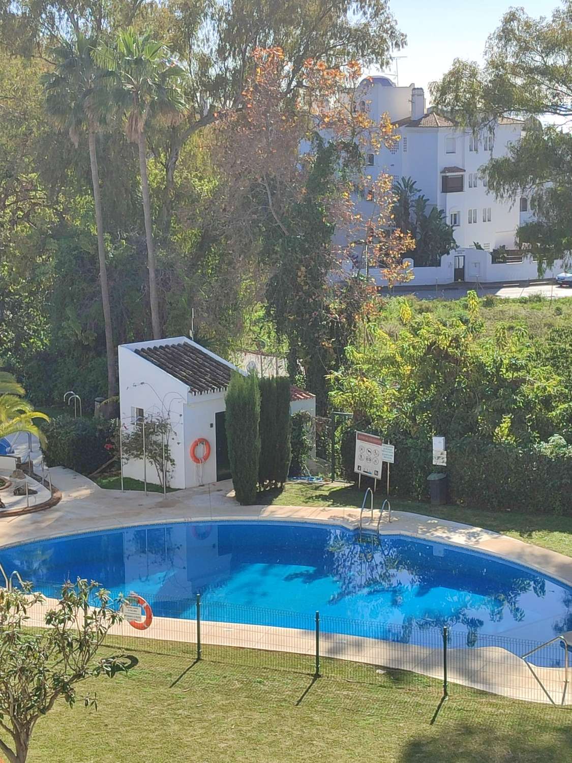 WUNDERSCHÖNES MÖBLIERTES DUPLEX ZUM VERKAUF MIT TOURISTENLIZENZ IN CALAHONDA (MIJAS)