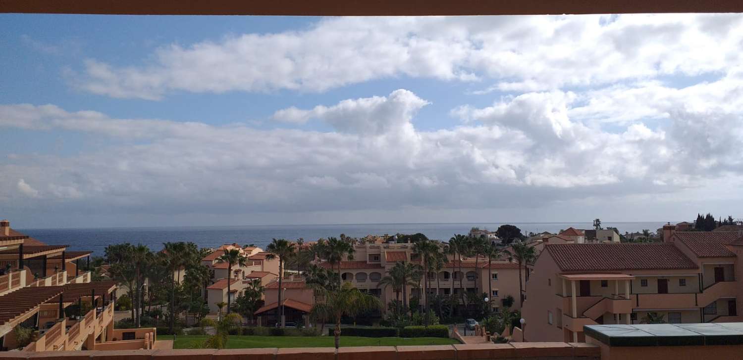 À LOUER DU 01/11/2026 AU 31/05/2027 MAGNIFIQUE PENTHOUSE À MIJAS COSTA AVEC UNE VUE SPECTACULAIRE SUR LA MER