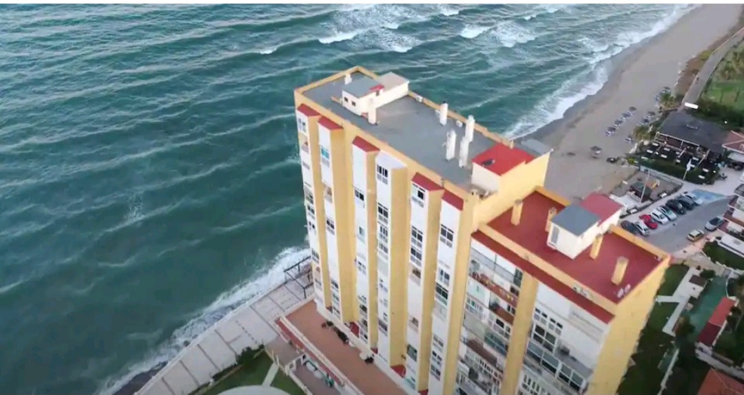 À louer du 09/01/2026 au 30/06/2027 appartement magnifique situé sur la première ligne de plage à Calahonda (Mijas)