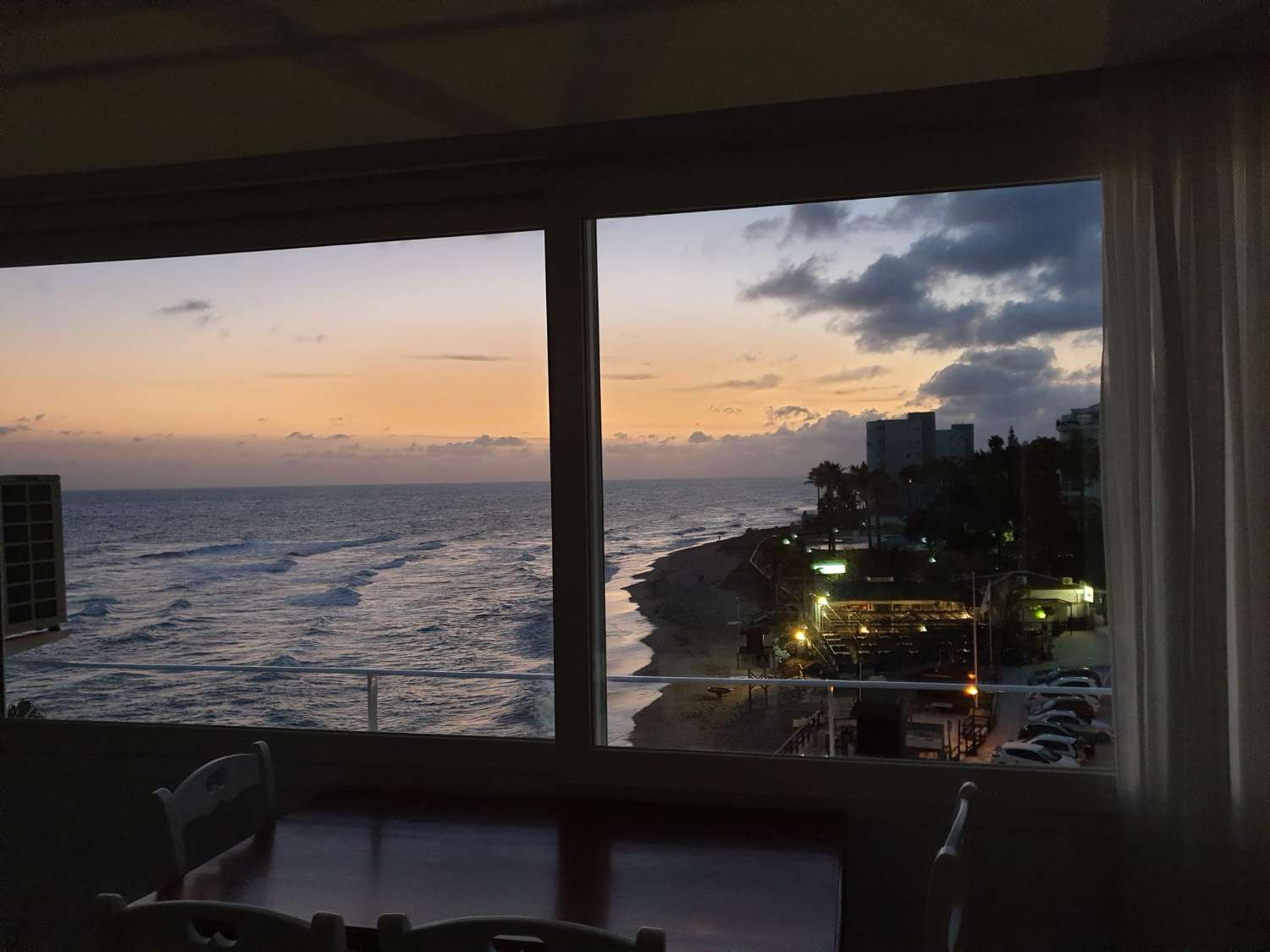 À louer du 09/01/2026 au 30/06/2027 appartement magnifique situé sur la première ligne de plage à Calahonda (Mijas)