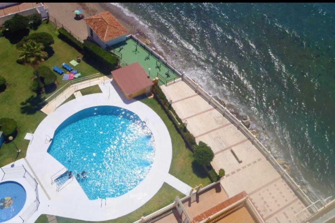 À louer du 09/01/2026 au 30/06/2027 appartement magnifique situé sur la première ligne de plage à Calahonda (Mijas)