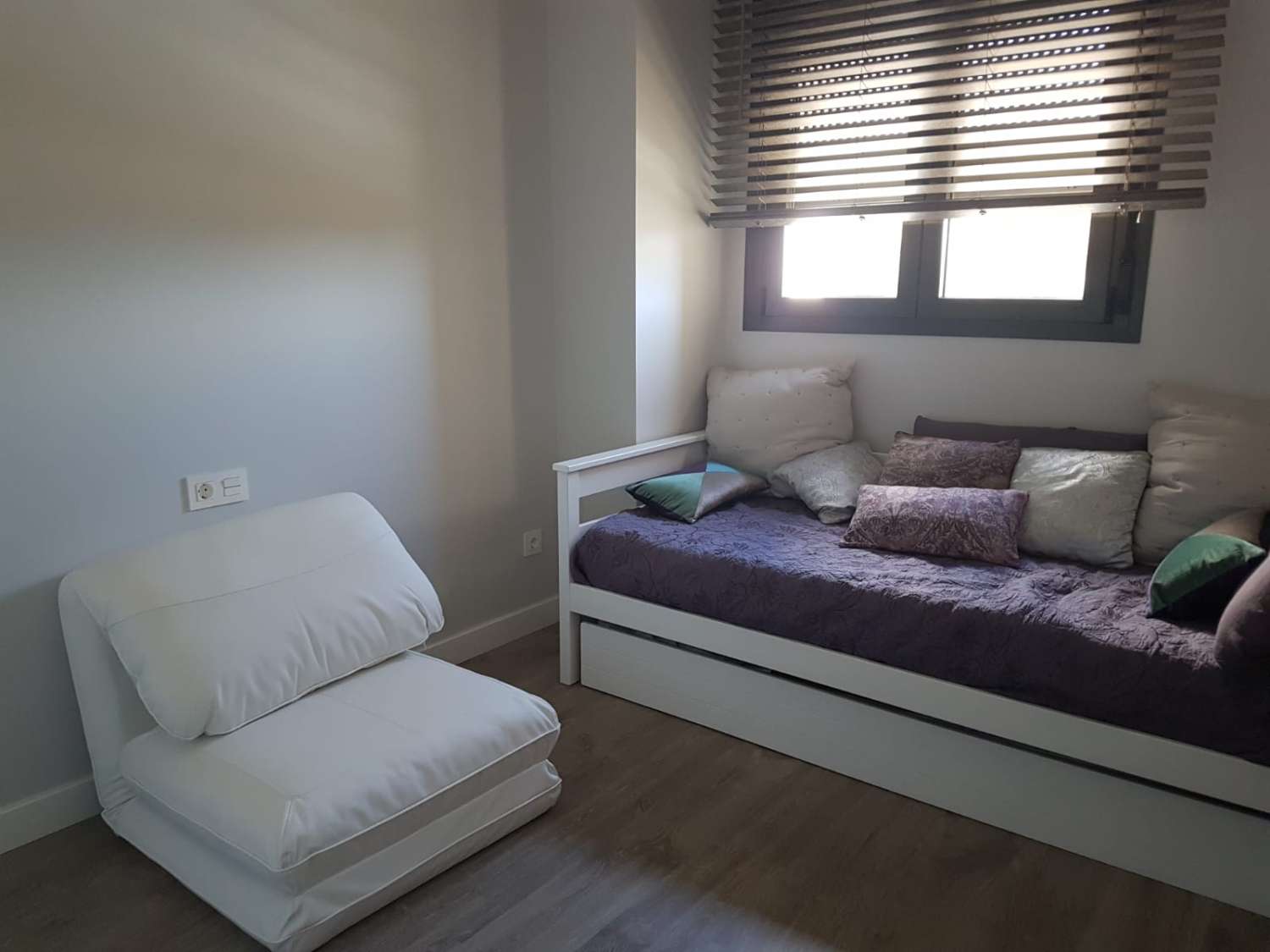 À LOUER DU 01.10.26 AU 15.6.27 MAGNIFIQUE APPARTEMENT EN FACE DE LA PLAGE À LOS ALAMOS (TORREMOLINOS)