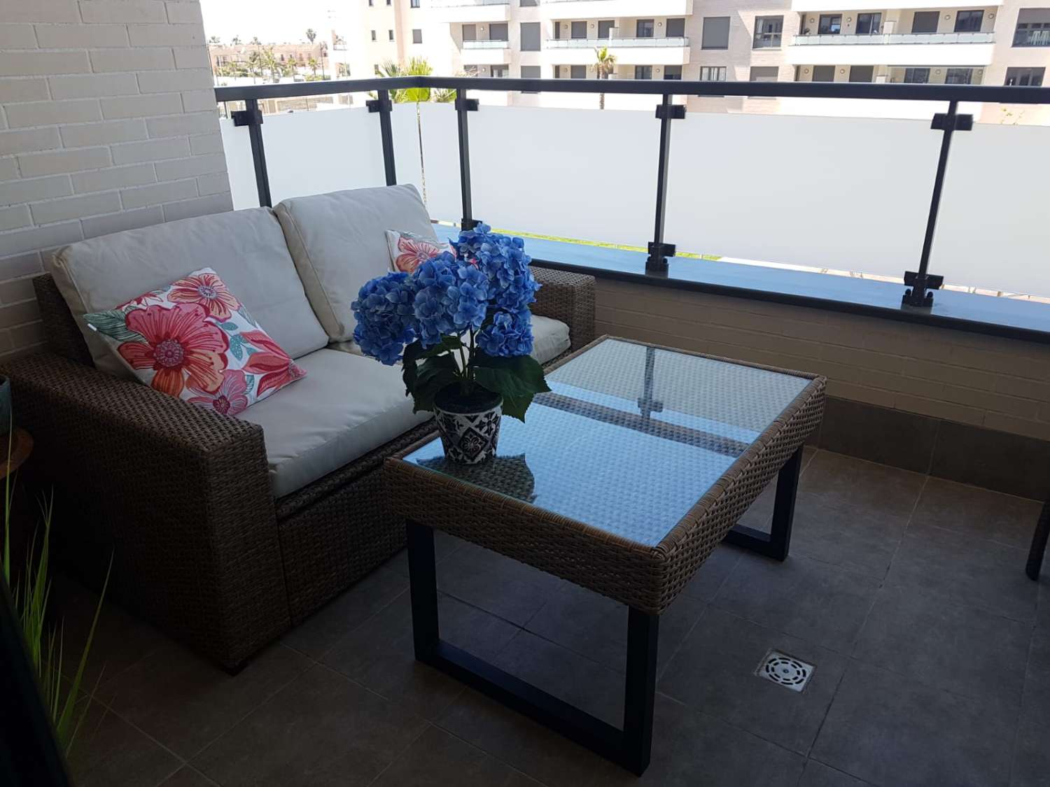 À LOUER DU 01.10.26 AU 15.6.27 MAGNIFIQUE APPARTEMENT EN FACE DE LA PLAGE À LOS ALAMOS (TORREMOLINOS)