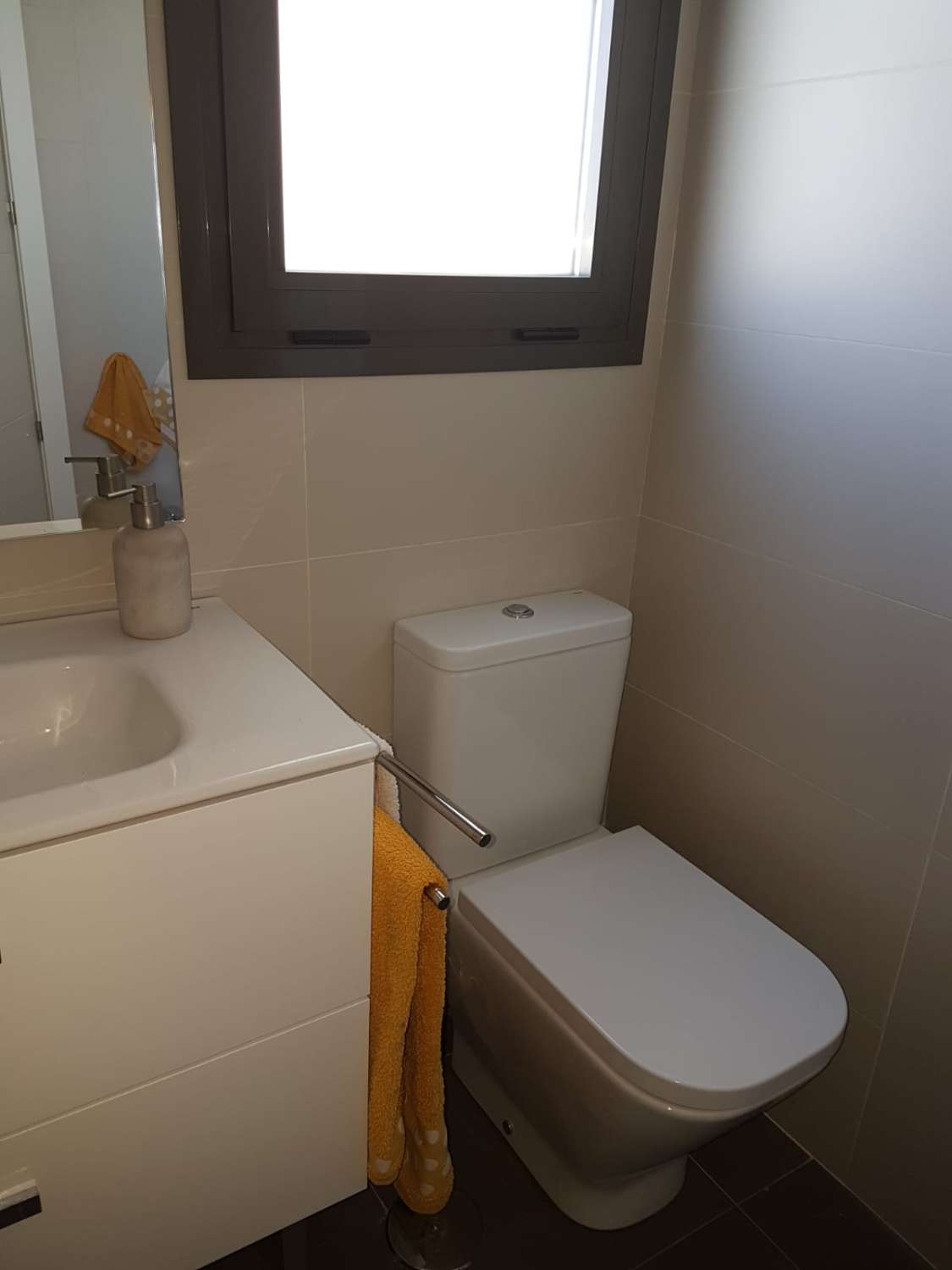 À LOUER DU 01.10.26 AU 15.6.27 MAGNIFIQUE APPARTEMENT EN FACE DE LA PLAGE À LOS ALAMOS (TORREMOLINOS)