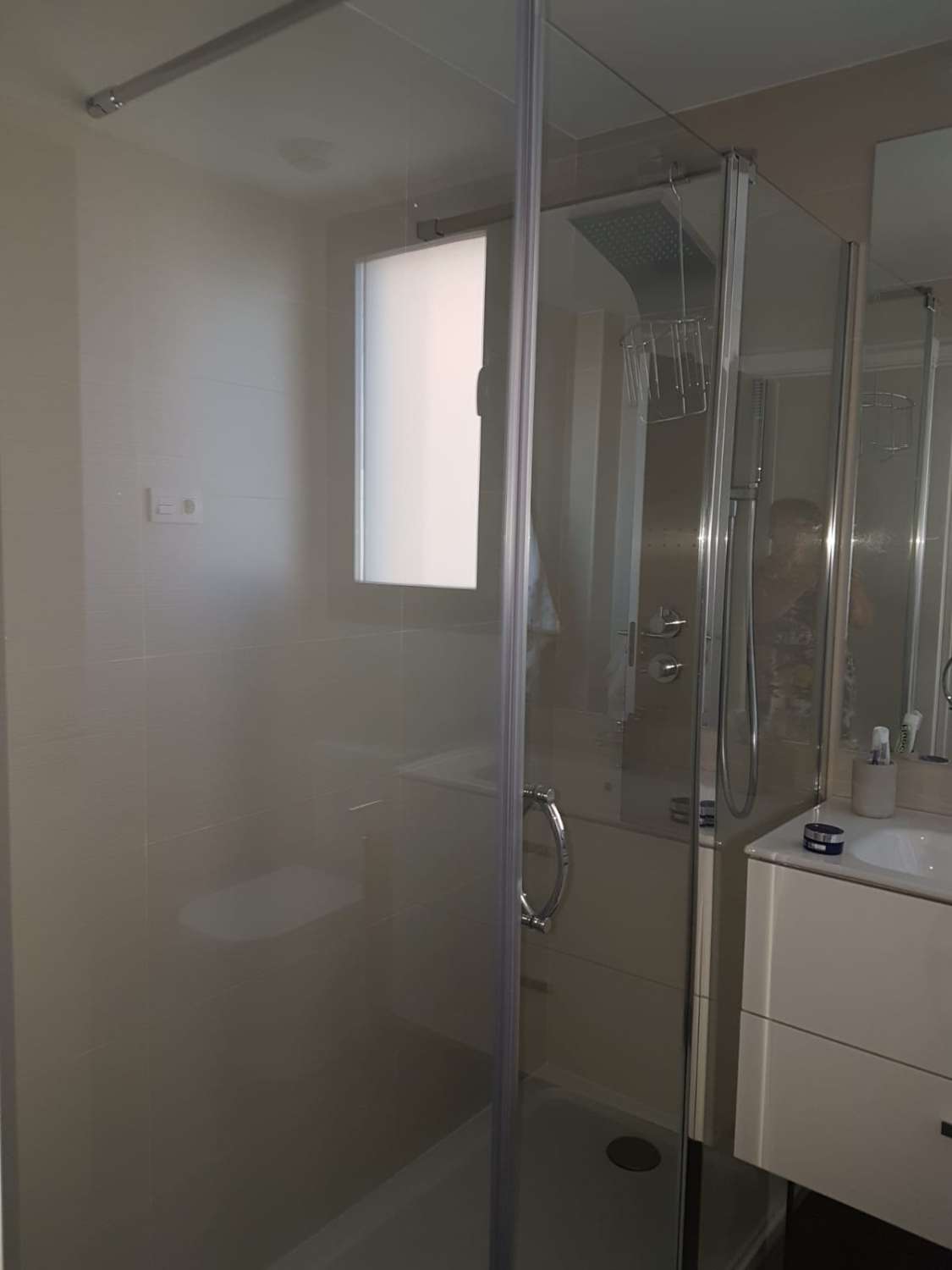 À LOUER DU 01.10.26 AU 15.6.27 MAGNIFIQUE APPARTEMENT EN FACE DE LA PLAGE À LOS ALAMOS (TORREMOLINOS)