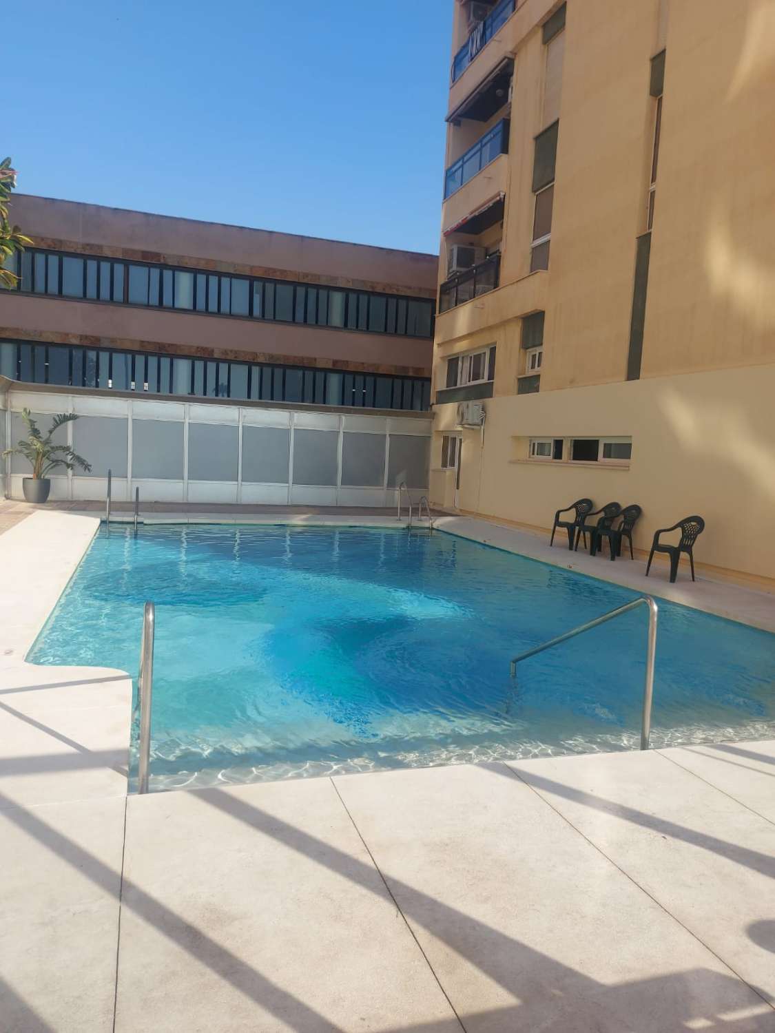 À LOUER DU 2.04.27 AU 30.6.27 BEL APPARTEMENT SUR LA 1ÈRE LIGNE DE PLAGE AVEC VUE SUR LA MER À LA CARIHUELA (TORREMOLINOS)