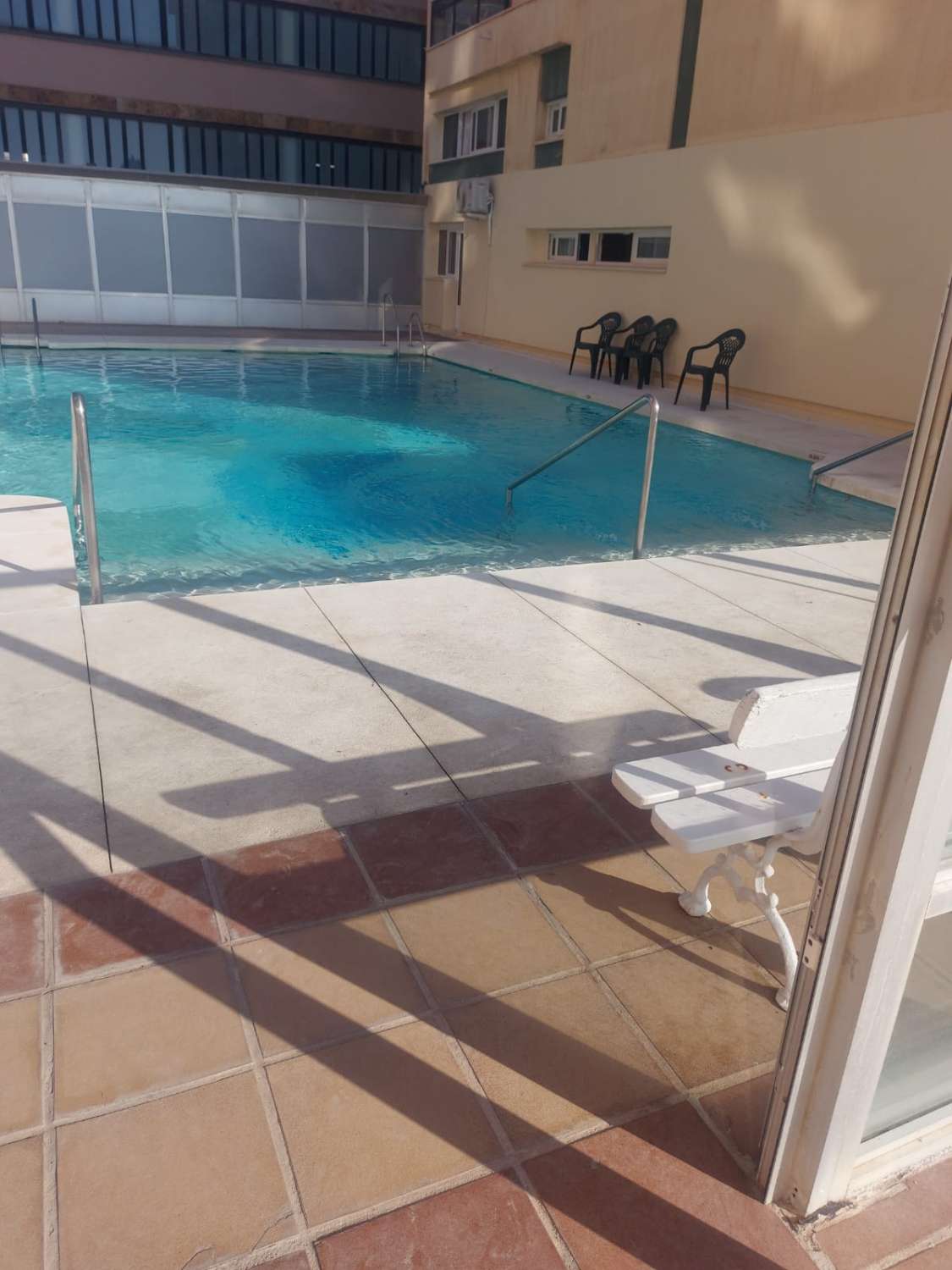 À LOUER DU 2.04.27 AU 30.6.27 BEL APPARTEMENT SUR LA 1ÈRE LIGNE DE PLAGE AVEC VUE SUR LA MER À LA CARIHUELA (TORREMOLINOS)