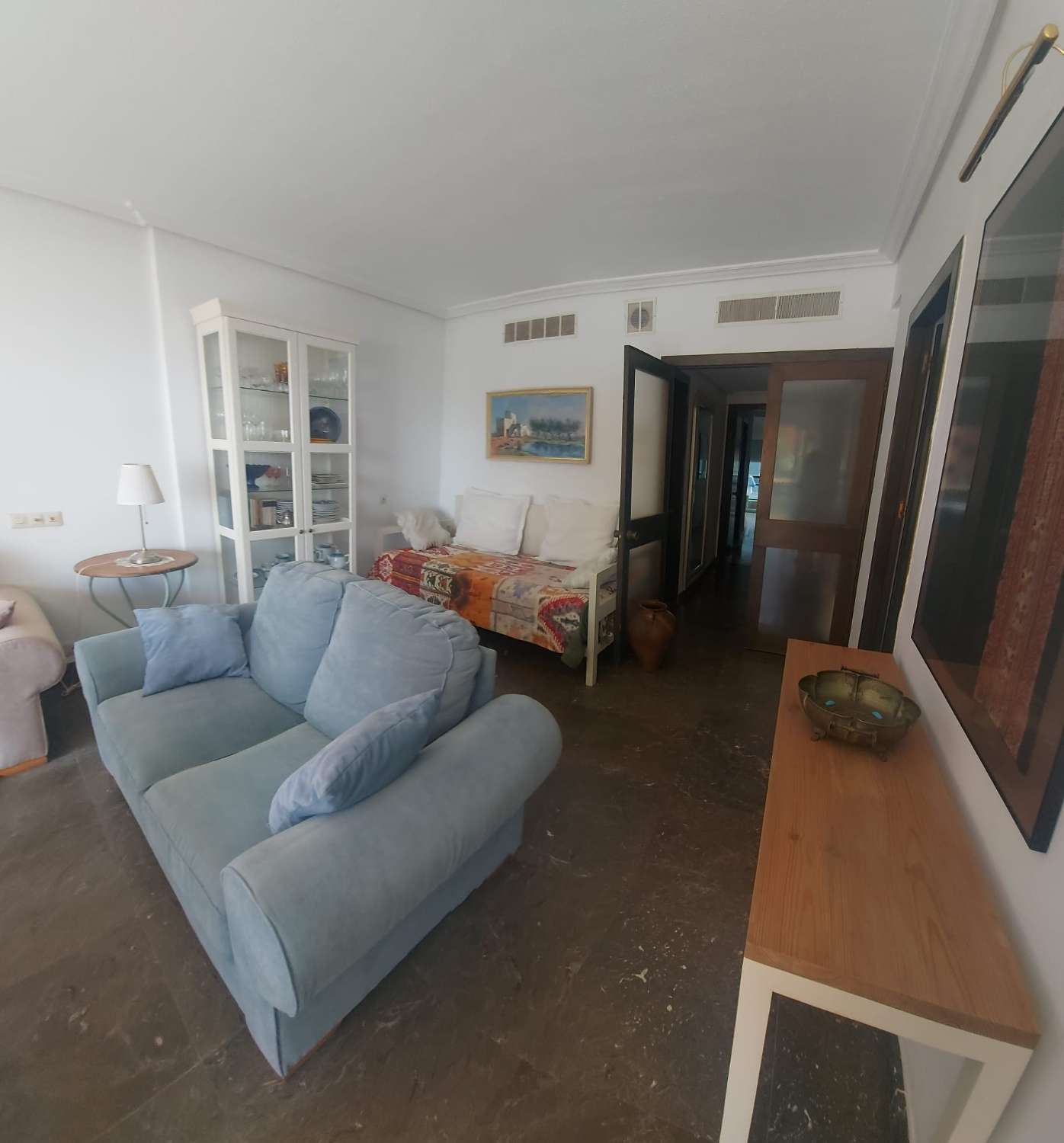 À LOUER DU 2.04.27 AU 30.6.27 BEL APPARTEMENT SUR LA 1ÈRE LIGNE DE PLAGE AVEC VUE SUR LA MER À LA CARIHUELA (TORREMOLINOS)