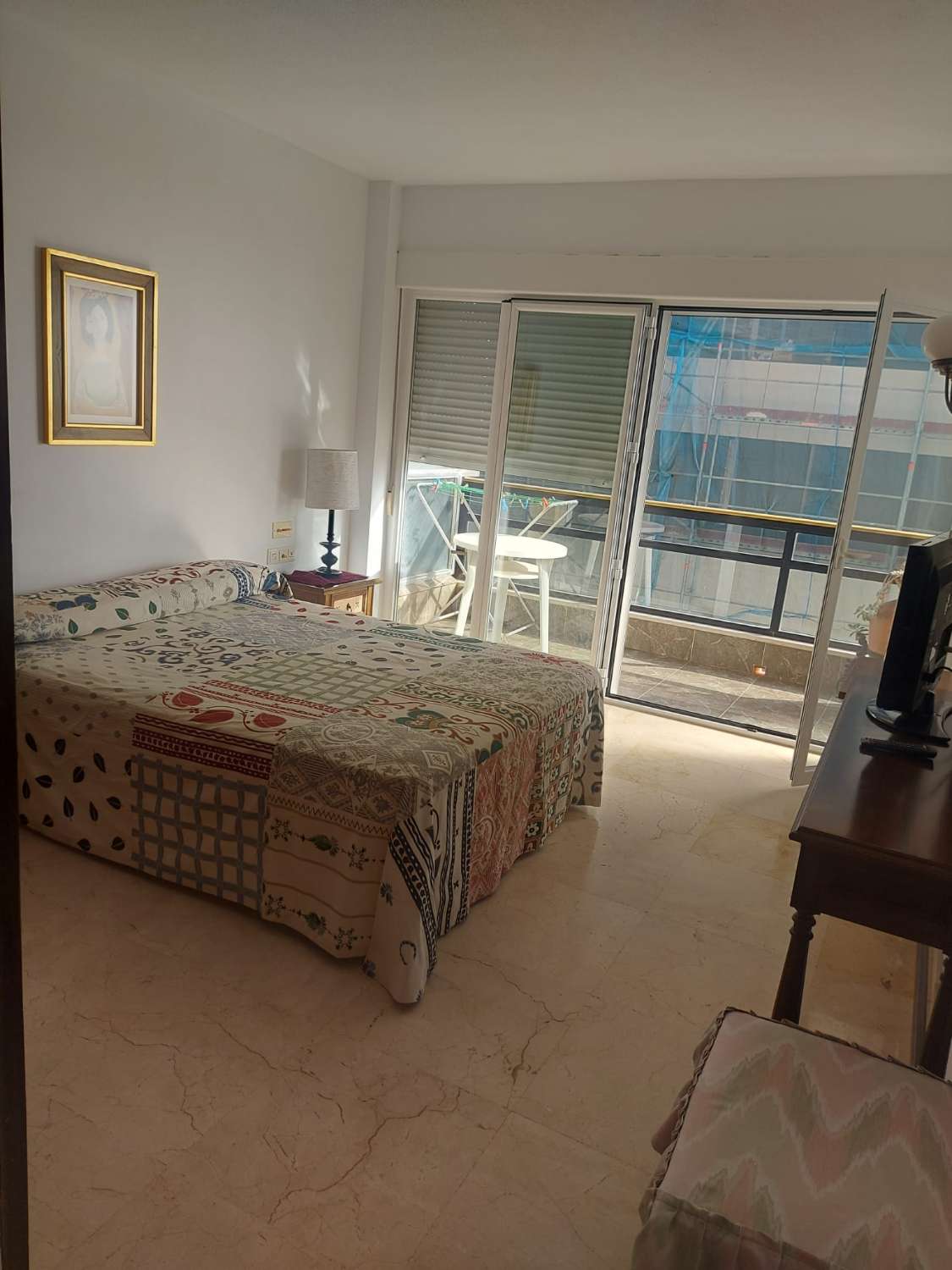À LOUER DU 2.04.27 AU 30.6.27 BEL APPARTEMENT SUR LA 1ÈRE LIGNE DE PLAGE AVEC VUE SUR LA MER À LA CARIHUELA (TORREMOLINOS)