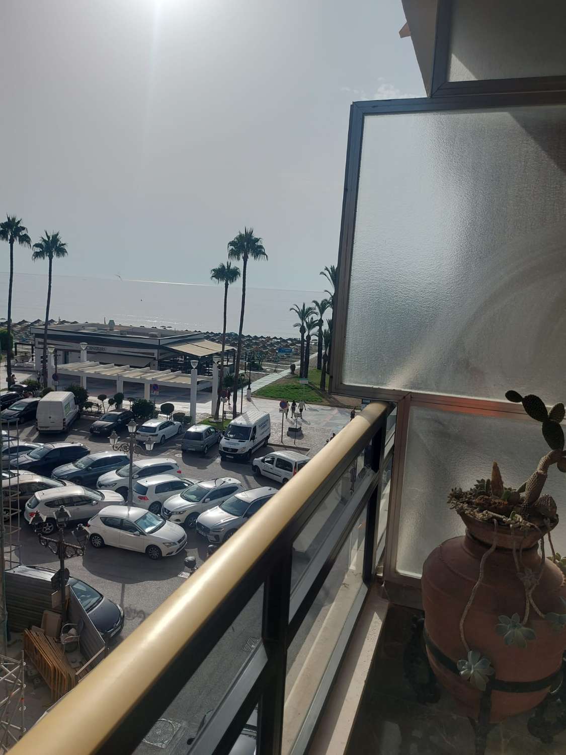 À LOUER DU 2.04.27 AU 30.6.27 BEL APPARTEMENT SUR LA 1ÈRE LIGNE DE PLAGE AVEC VUE SUR LA MER À LA CARIHUELA (TORREMOLINOS)