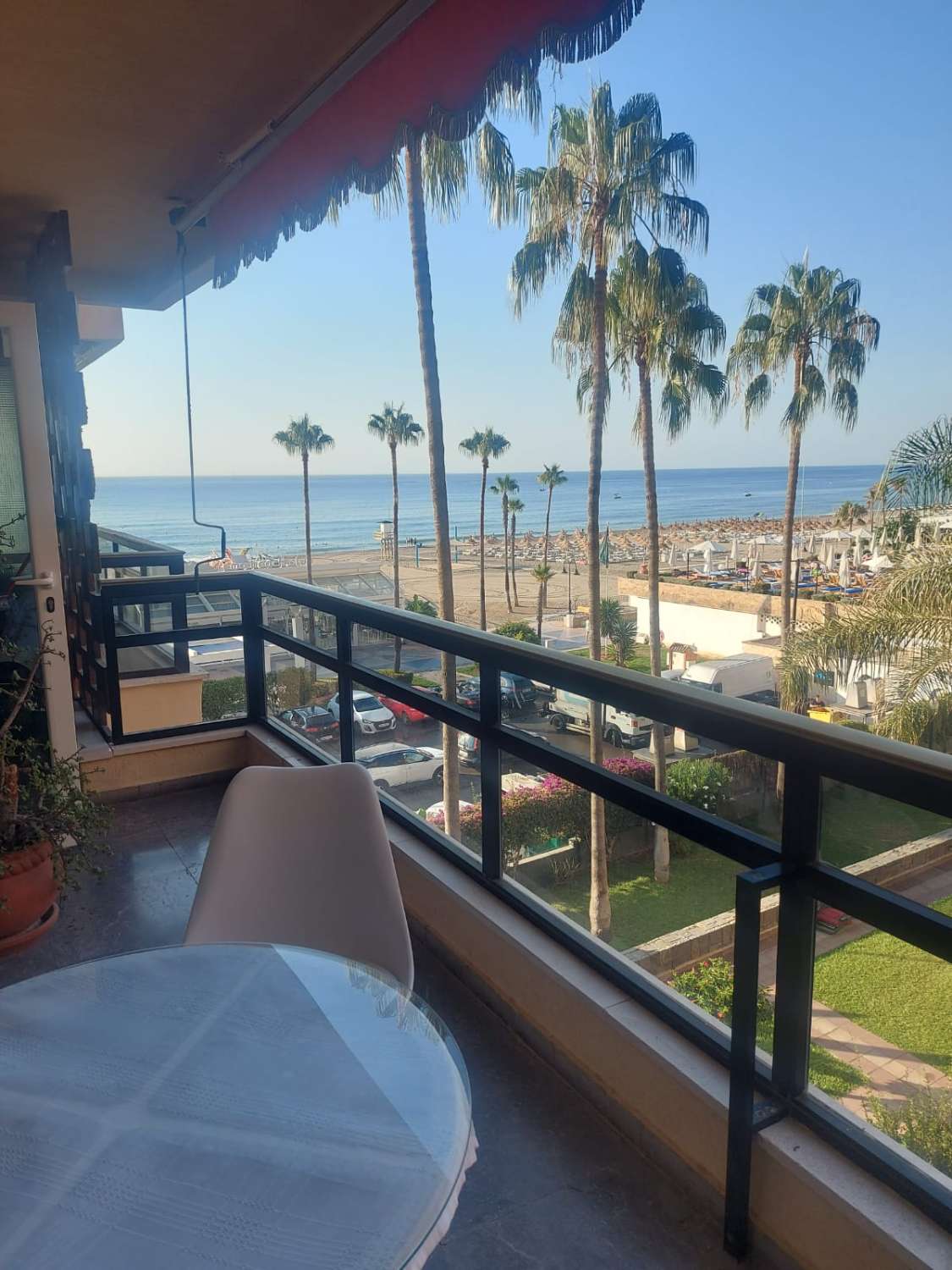 À LOUER DU 2.04.27 AU 30.6.27 BEL APPARTEMENT SUR LA 1ÈRE LIGNE DE PLAGE AVEC VUE SUR LA MER À LA CARIHUELA (TORREMOLINOS)