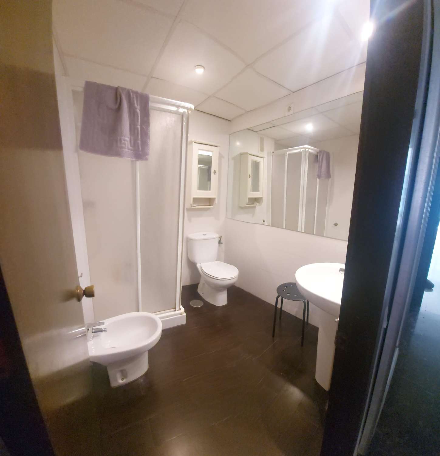 À LOUER DU 2.04.27 AU 30.6.27 BEL APPARTEMENT SUR LA 1ÈRE LIGNE DE PLAGE AVEC VUE SUR LA MER À LA CARIHUELA (TORREMOLINOS)