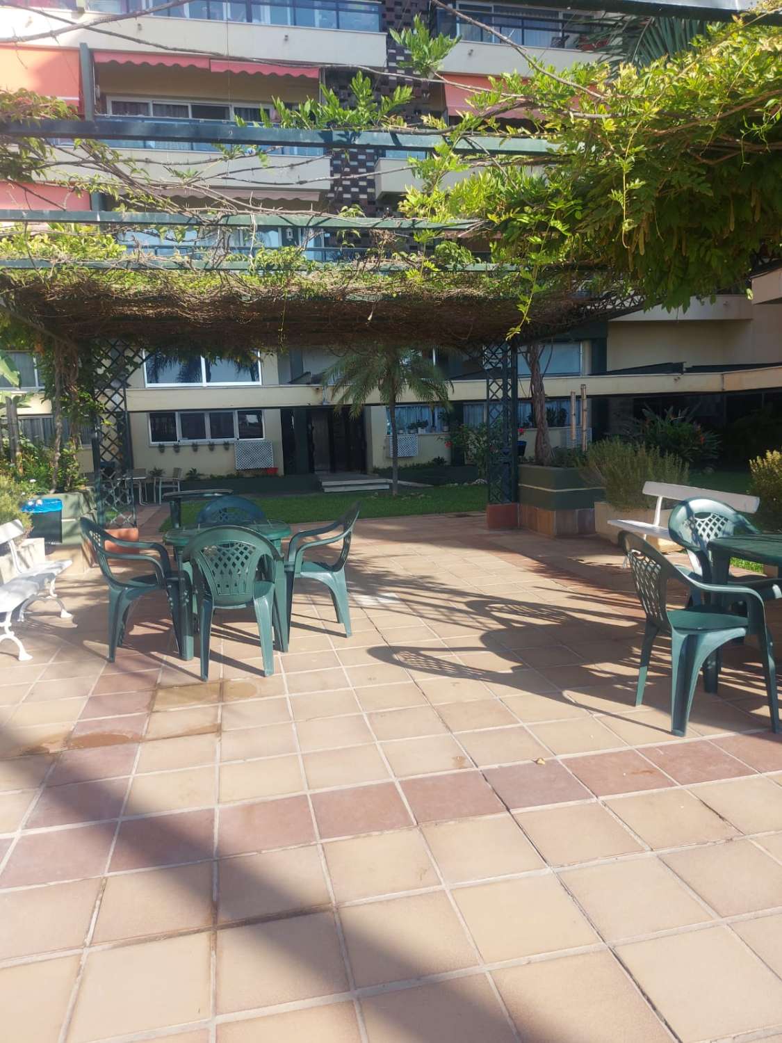 À LOUER DU 2.04.27 AU 30.6.27 BEL APPARTEMENT SUR LA 1ÈRE LIGNE DE PLAGE AVEC VUE SUR LA MER À LA CARIHUELA (TORREMOLINOS)