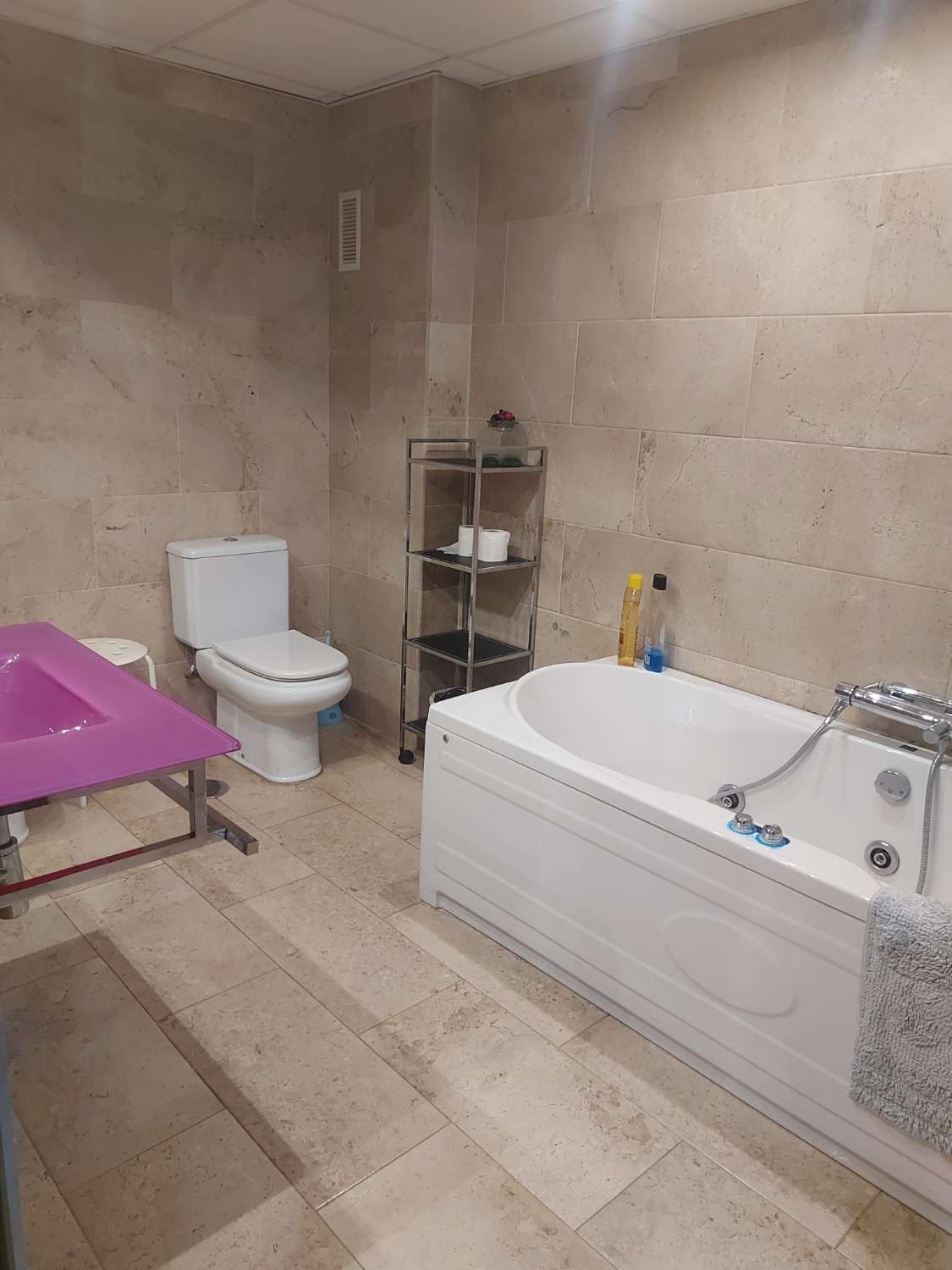 À LOUER DU 2.04.27 AU 30.6.27 BEL APPARTEMENT SUR LA 1ÈRE LIGNE DE PLAGE AVEC VUE SUR LA MER À LA CARIHUELA (TORREMOLINOS)