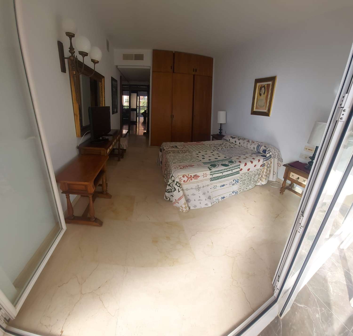 À LOUER DU 2.04.27 AU 30.6.27 BEL APPARTEMENT SUR LA 1ÈRE LIGNE DE PLAGE AVEC VUE SUR LA MER À LA CARIHUELA (TORREMOLINOS)