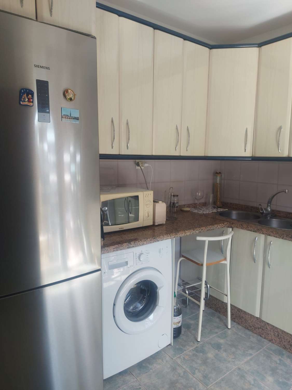 À LOUER DU 2.04.27 AU 30.6.27 BEL APPARTEMENT SUR LA 1ÈRE LIGNE DE PLAGE AVEC VUE SUR LA MER À LA CARIHUELA (TORREMOLINOS)