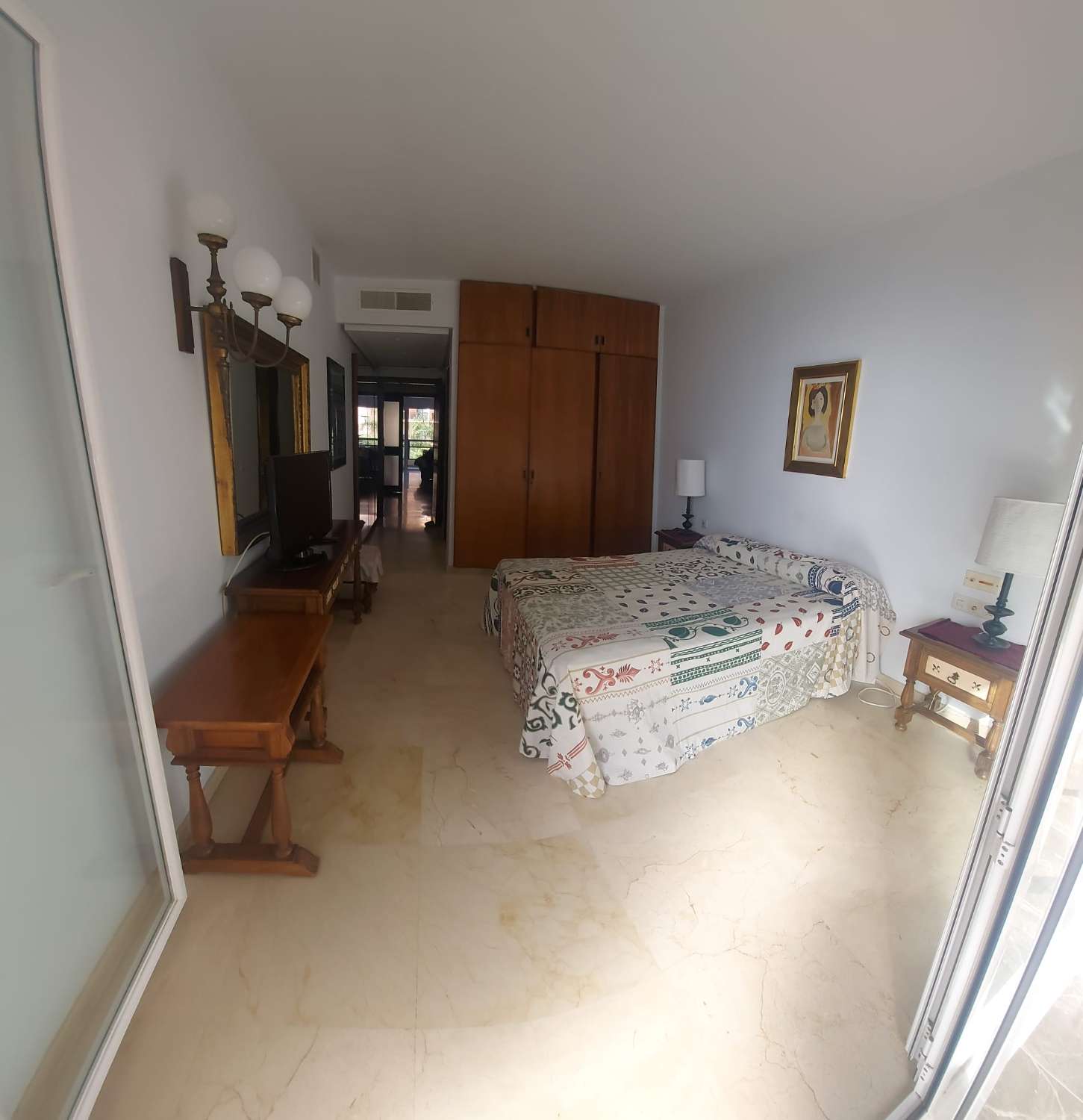 À LOUER DU 2.04.27 AU 30.6.27 BEL APPARTEMENT SUR LA 1ÈRE LIGNE DE PLAGE AVEC VUE SUR LA MER À LA CARIHUELA (TORREMOLINOS)