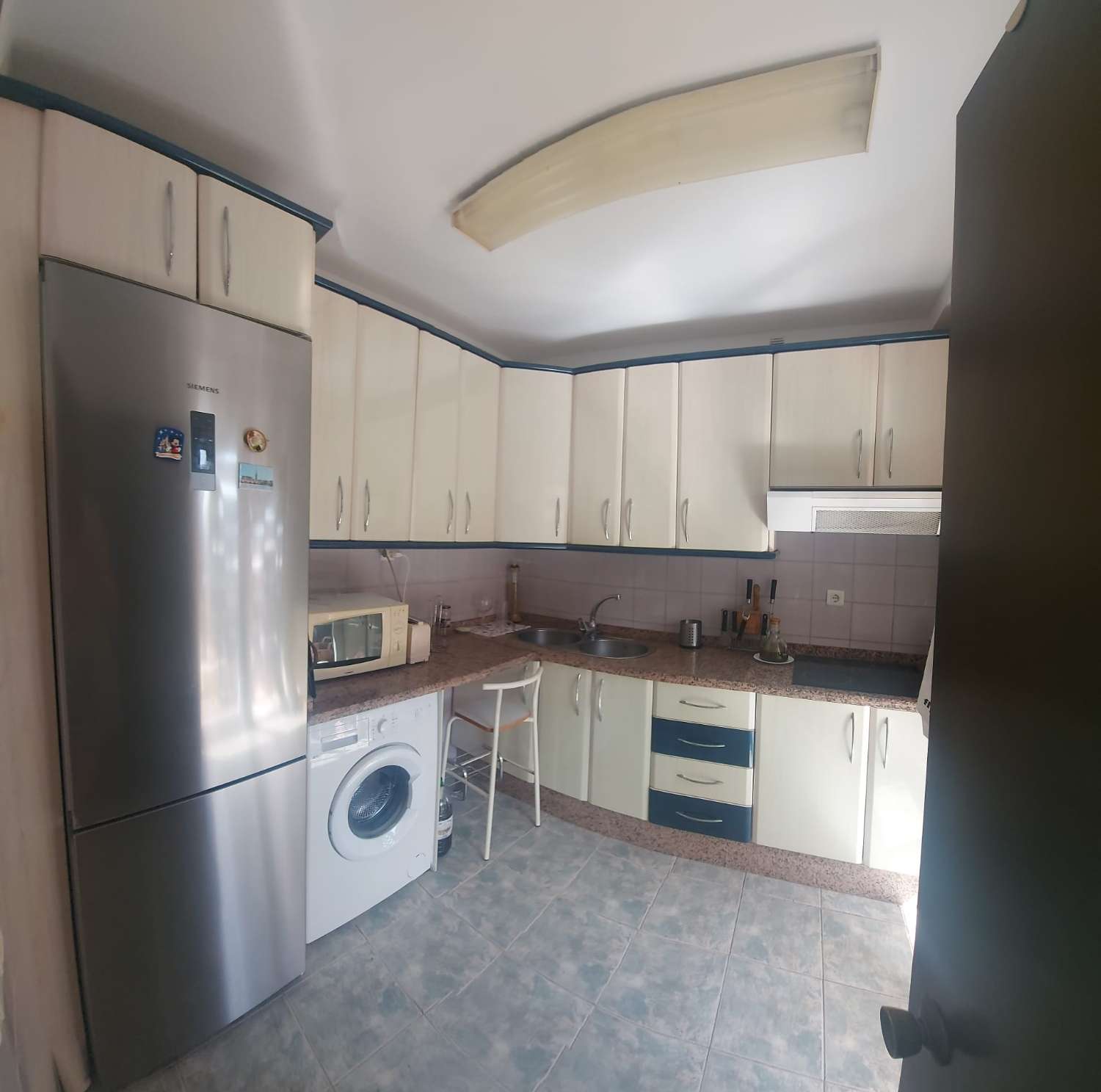 À LOUER DU 2.04.27 AU 30.6.27 BEL APPARTEMENT SUR LA 1ÈRE LIGNE DE PLAGE AVEC VUE SUR LA MER À LA CARIHUELA (TORREMOLINOS)