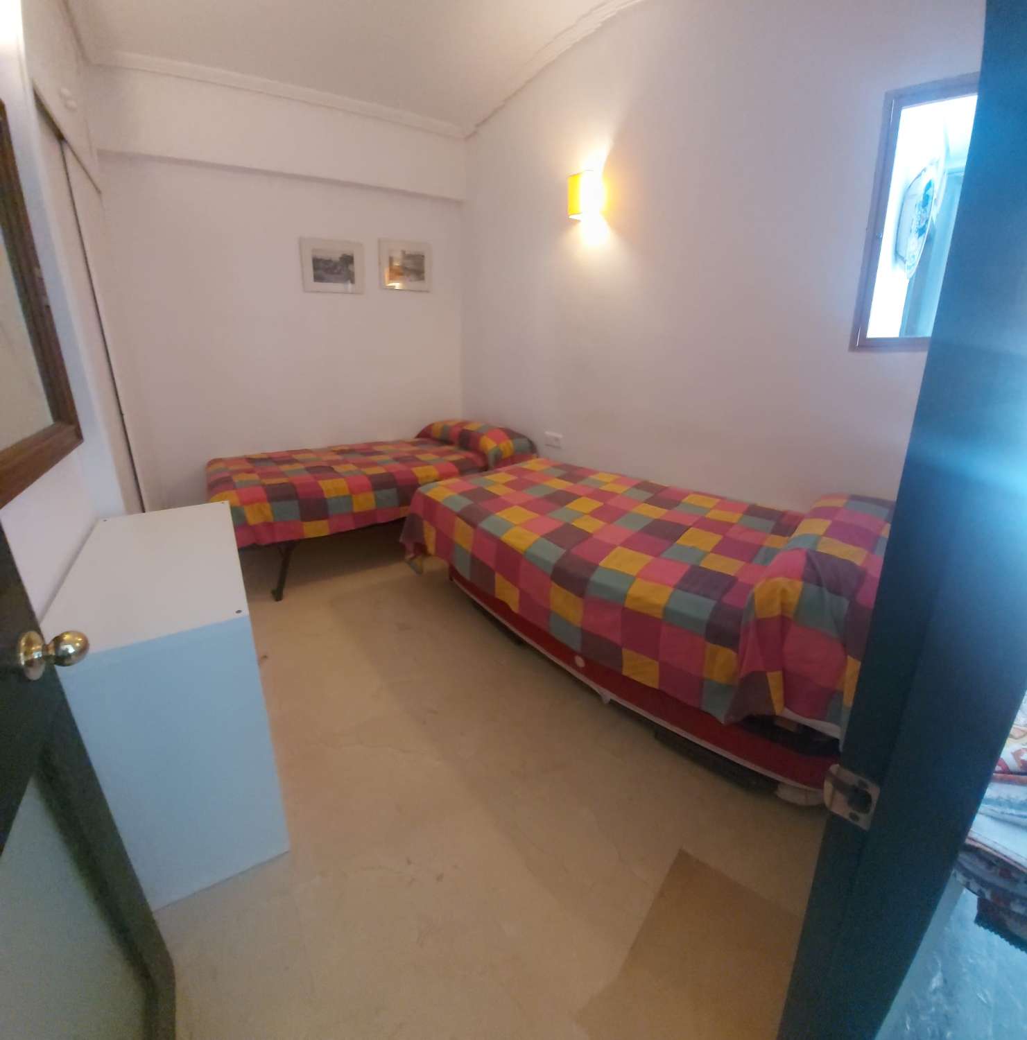 À LOUER DU 2.04.27 AU 30.6.27 BEL APPARTEMENT SUR LA 1ÈRE LIGNE DE PLAGE AVEC VUE SUR LA MER À LA CARIHUELA (TORREMOLINOS)