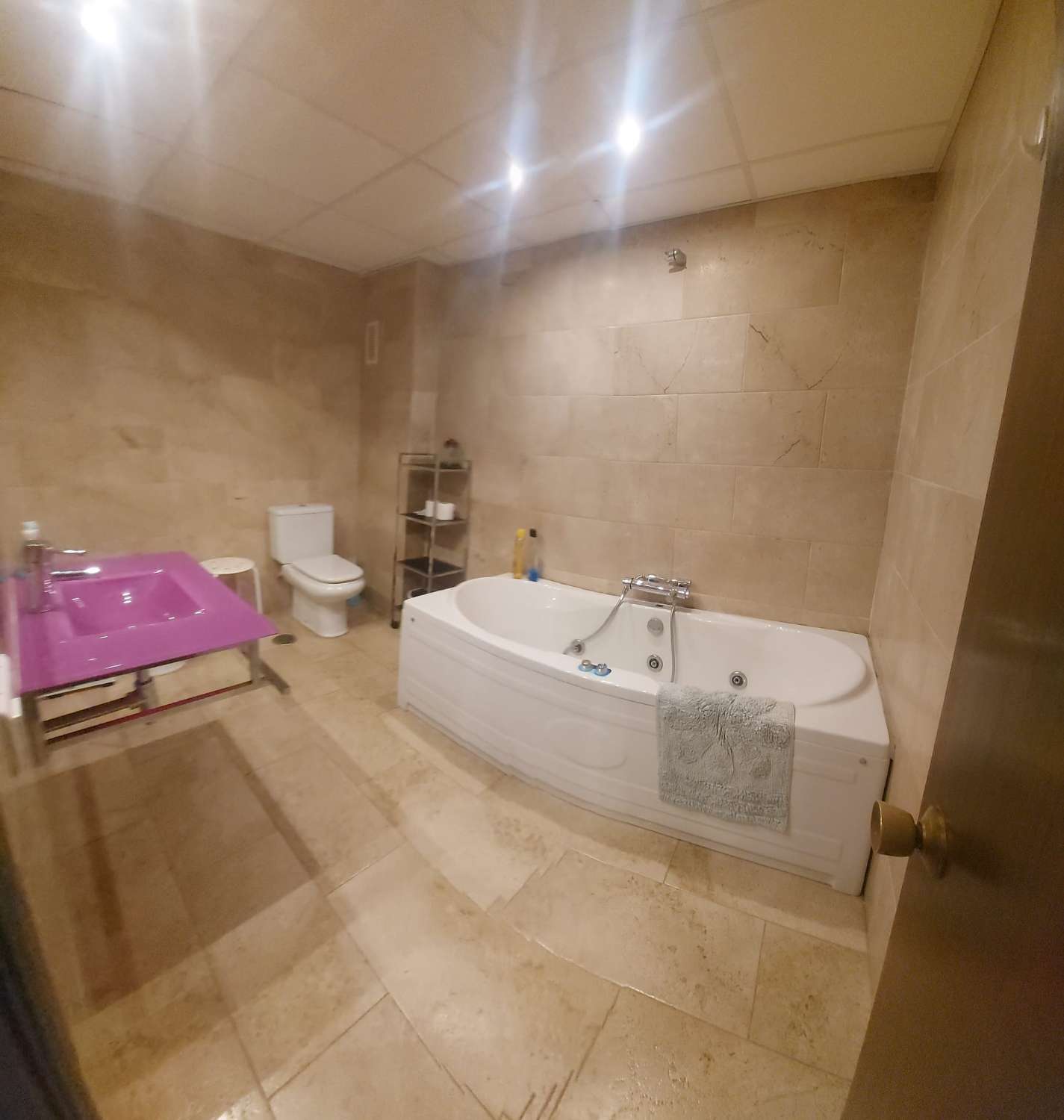 À LOUER DU 2.04.27 AU 30.6.27 BEL APPARTEMENT SUR LA 1ÈRE LIGNE DE PLAGE AVEC VUE SUR LA MER À LA CARIHUELA (TORREMOLINOS)