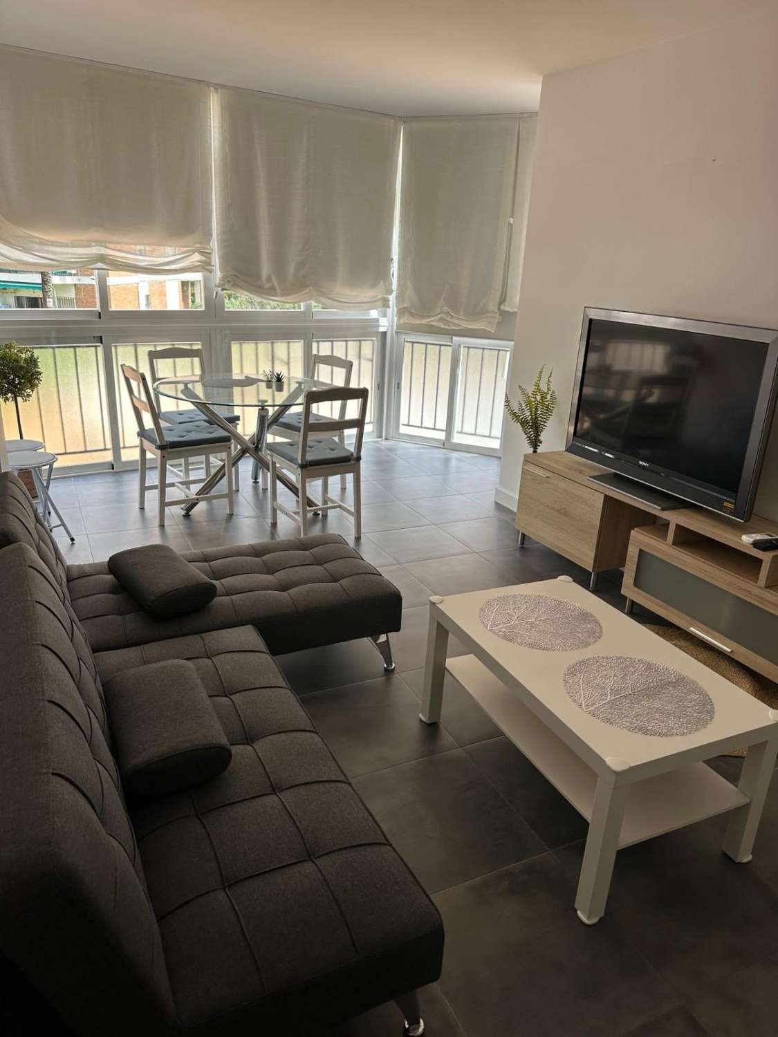 À LOUER À PARTIR DU 30.6.26 APPARTEMENT SYMPA À TORREMOLINOS CENTER