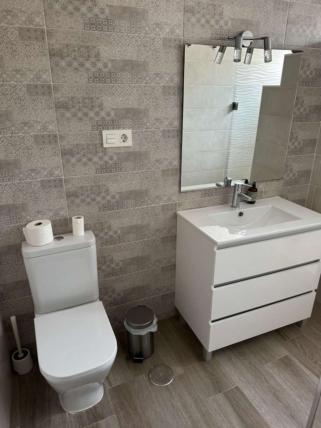 À LOUER À PARTIR DU 30.6.26 APPARTEMENT SYMPA À TORREMOLINOS CENTER