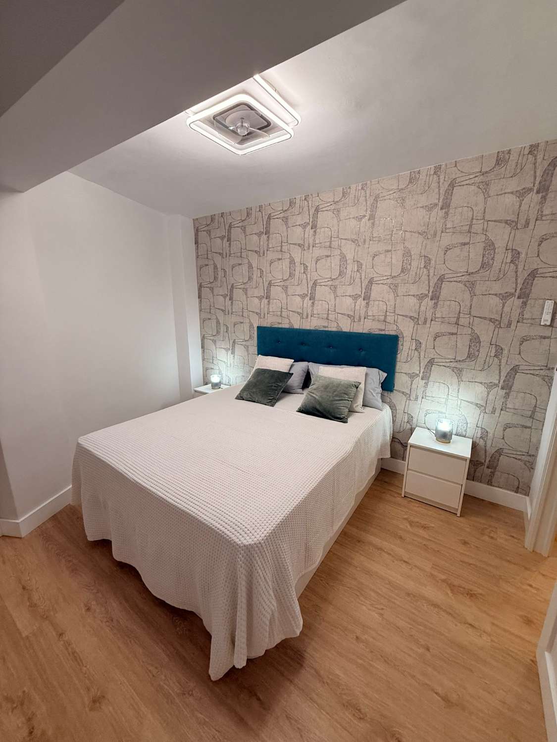 À LOUER DU 1.10.25 AU 31.5.26 BEL APPARTEMENT ENTIÈREMENT RÉNOVÉ AU CENTRE DE TORREMOLINOS