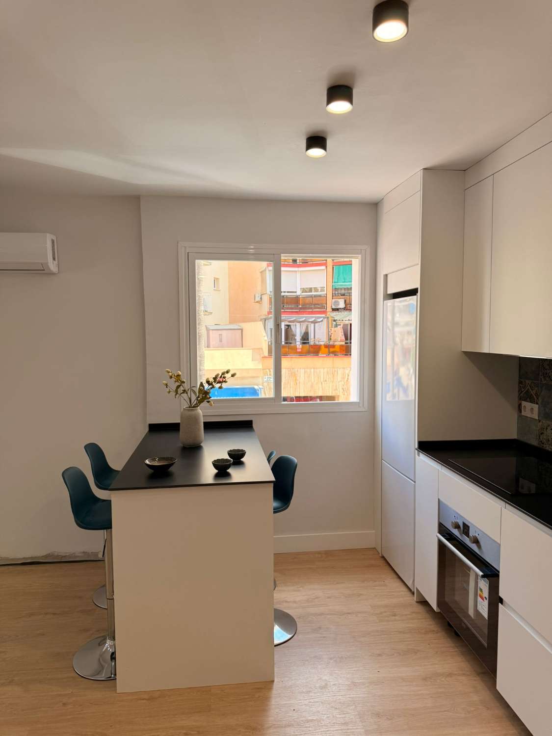 À LOUER DU 1.10.25 AU 31.5.26 BEL APPARTEMENT ENTIÈREMENT RÉNOVÉ AU CENTRE DE TORREMOLINOS