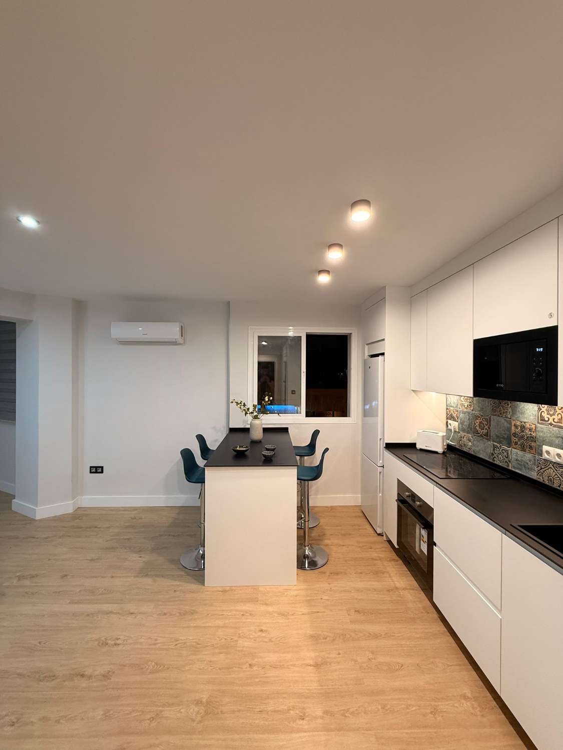 À LOUER DU 1.10.25 AU 31.5.26 BEL APPARTEMENT ENTIÈREMENT RÉNOVÉ AU CENTRE DE TORREMOLINOS