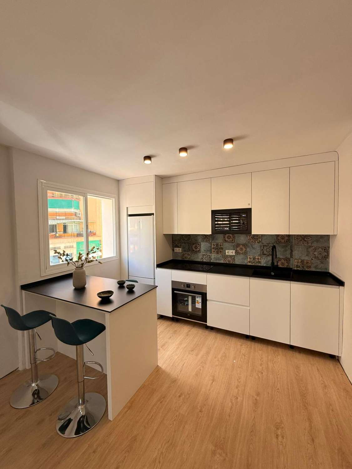 À LOUER DU 1.10.25 AU 31.5.26 BEL APPARTEMENT ENTIÈREMENT RÉNOVÉ AU CENTRE DE TORREMOLINOS