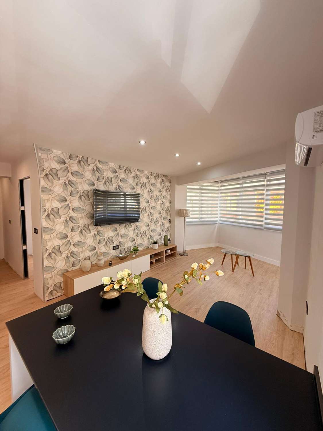 À LOUER DU 1.10.25 AU 31.5.26 BEL APPARTEMENT ENTIÈREMENT RÉNOVÉ AU CENTRE DE TORREMOLINOS