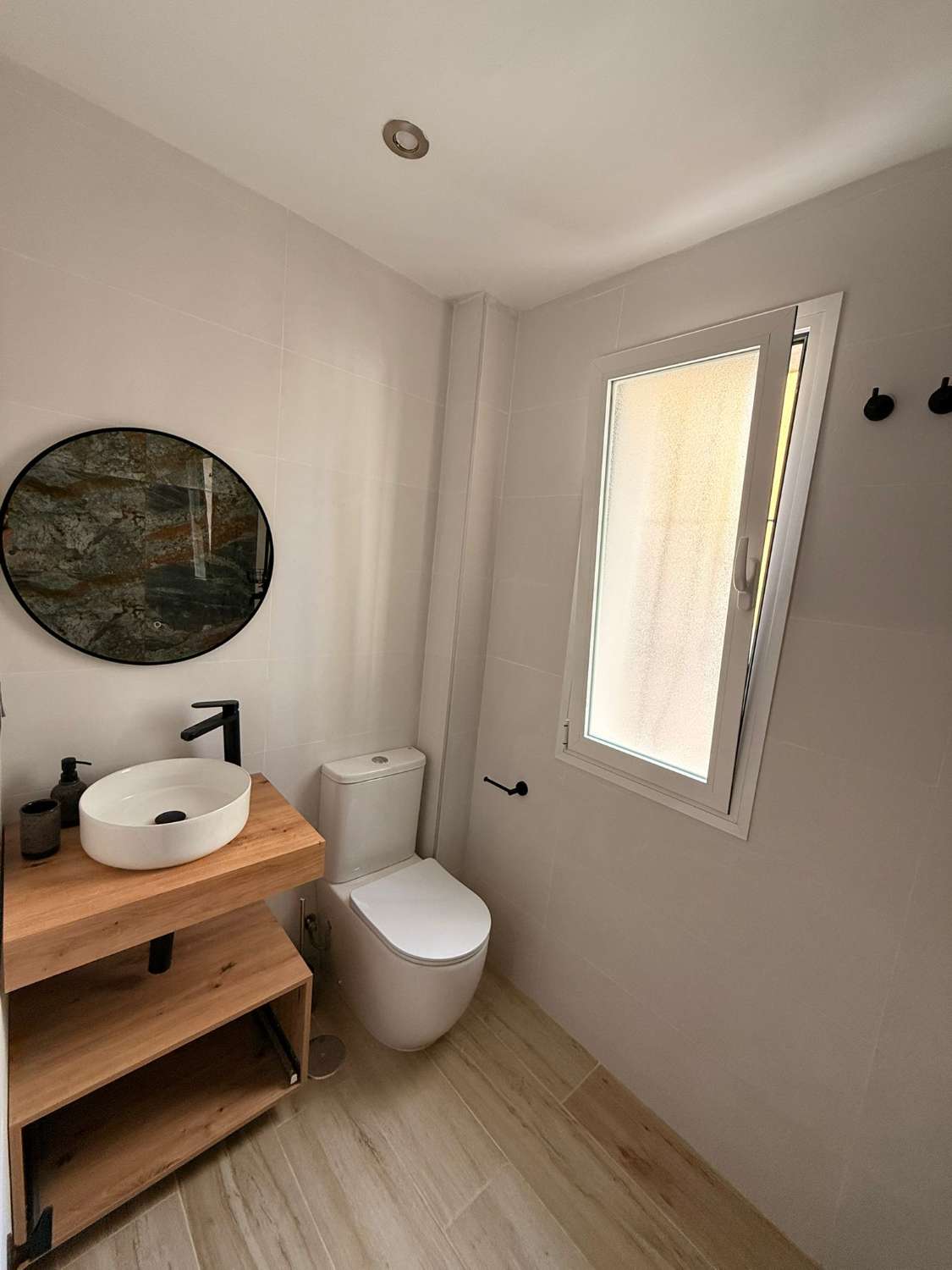 À LOUER DU 1.10.25 AU 31.5.26 BEL APPARTEMENT ENTIÈREMENT RÉNOVÉ AU CENTRE DE TORREMOLINOS