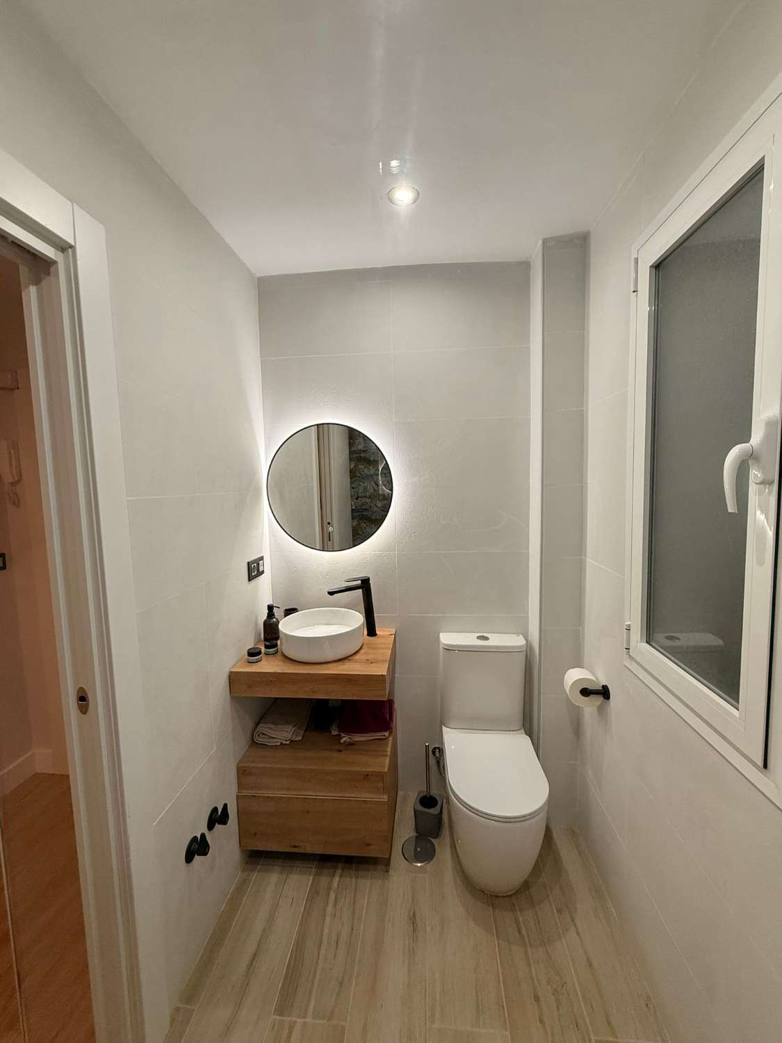 À LOUER DU 1.10.25 AU 31.5.26 BEL APPARTEMENT ENTIÈREMENT RÉNOVÉ AU CENTRE DE TORREMOLINOS