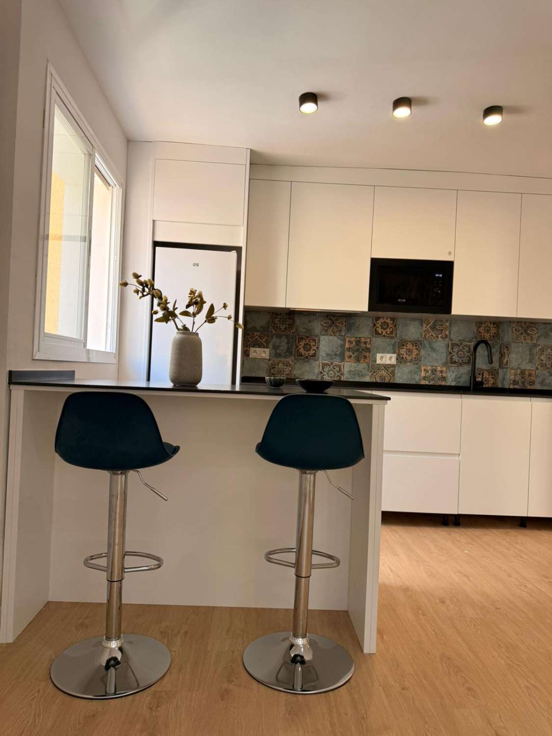 À LOUER DU 1.10.25 AU 31.5.26 BEL APPARTEMENT ENTIÈREMENT RÉNOVÉ AU CENTRE DE TORREMOLINOS