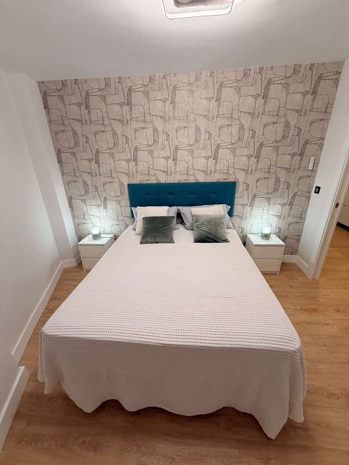 À LOUER DU 1.10.25 AU 31.5.26 BEL APPARTEMENT ENTIÈREMENT RÉNOVÉ AU CENTRE DE TORREMOLINOS