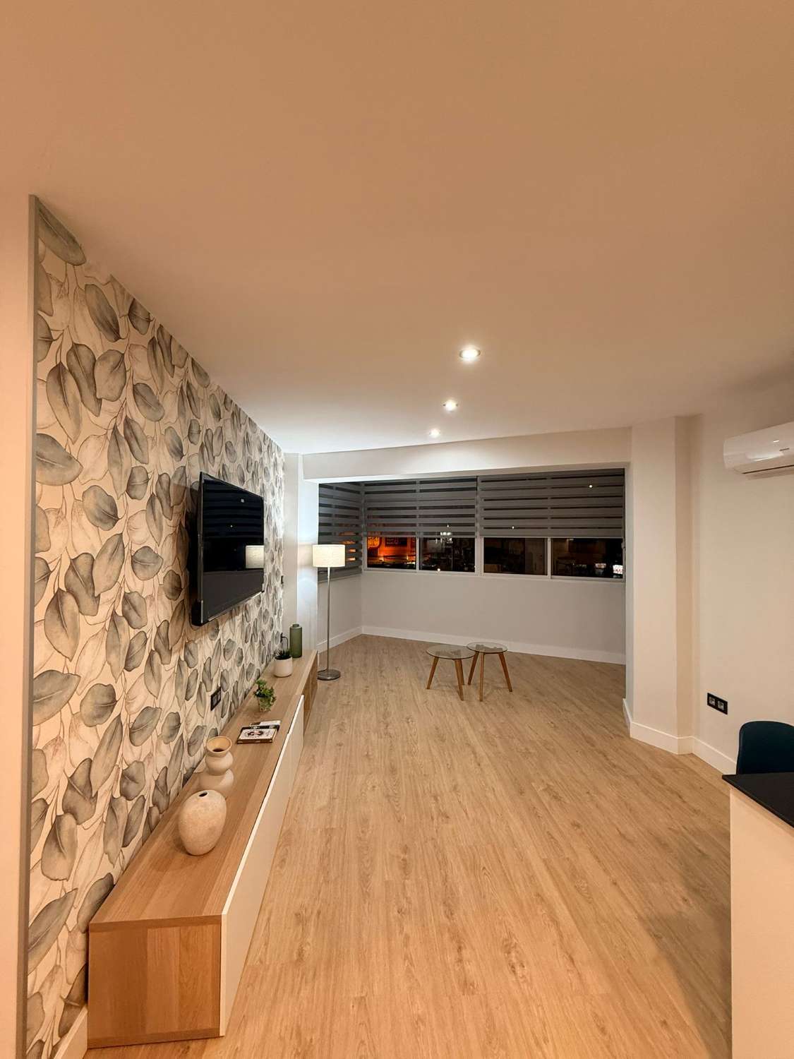 À LOUER DU 1.10.25 AU 31.5.26 BEL APPARTEMENT ENTIÈREMENT RÉNOVÉ AU CENTRE DE TORREMOLINOS