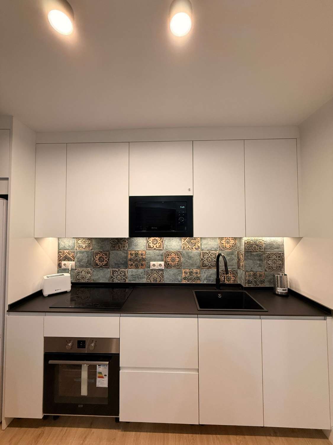 À LOUER DU 1.10.25 AU 31.5.26 BEL APPARTEMENT ENTIÈREMENT RÉNOVÉ AU CENTRE DE TORREMOLINOS